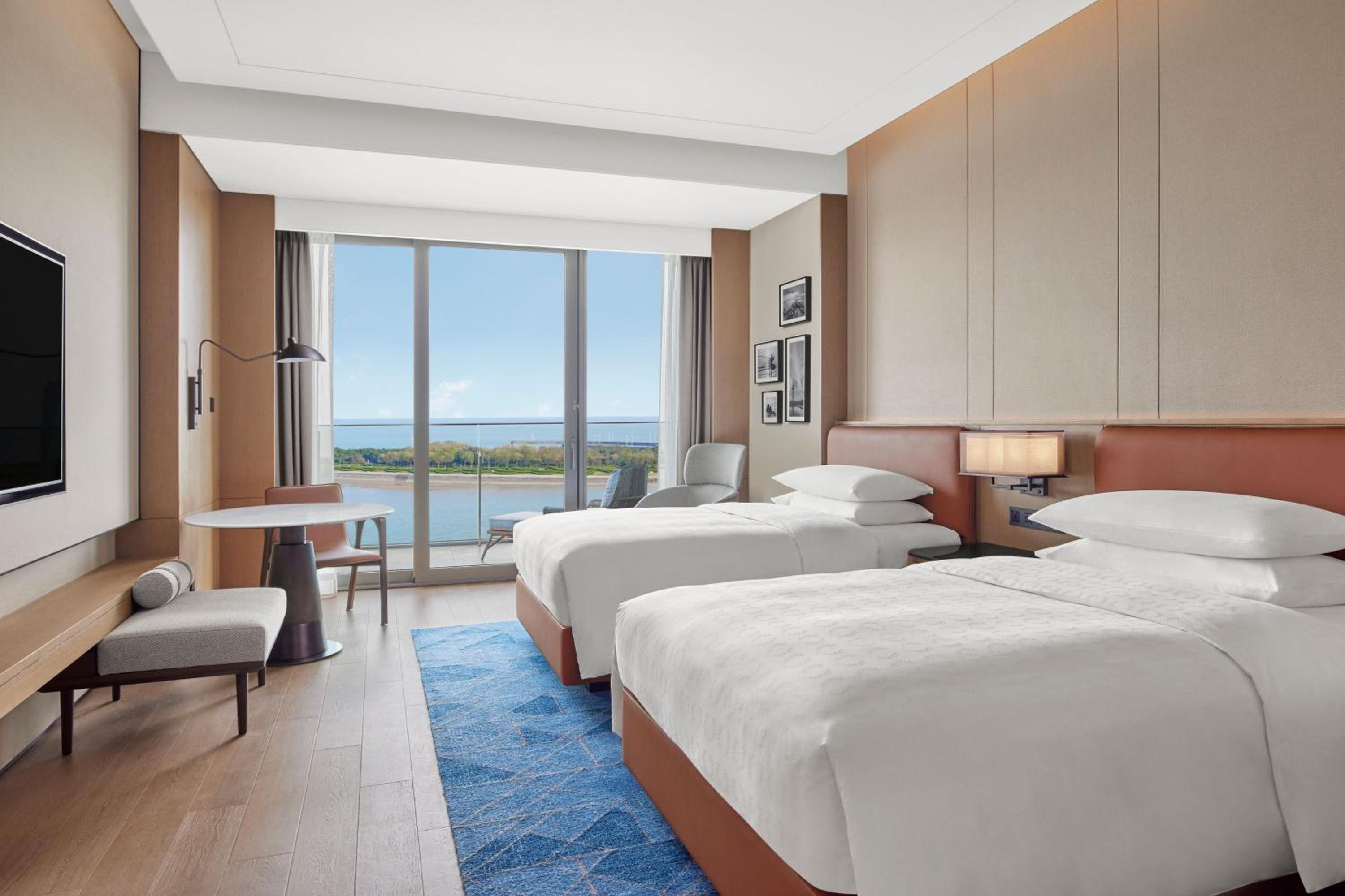 Executive Double Room with Two Double Beds and Balcony - Club Lounge Access - Photo 3
