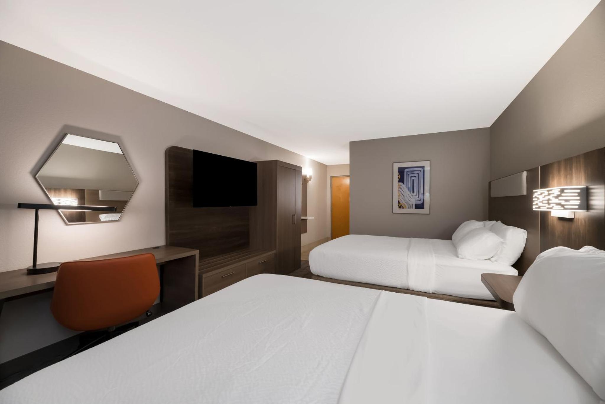 Standard Queen Room with Two Queen Beds - Photo 5