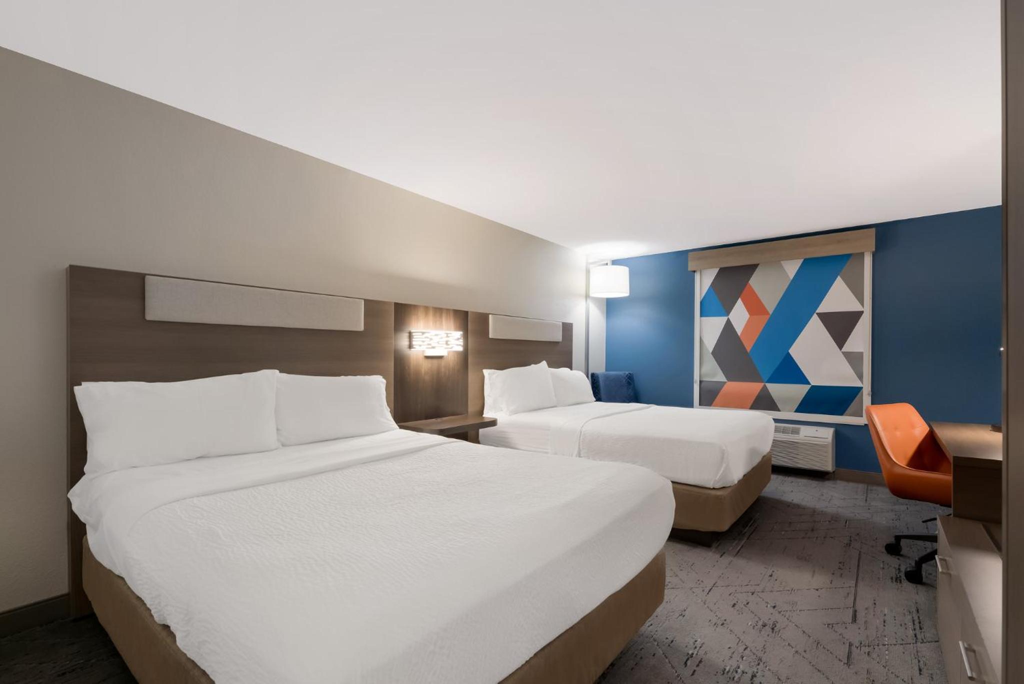 Standard Queen Room with Two Queen Beds - Photo 8