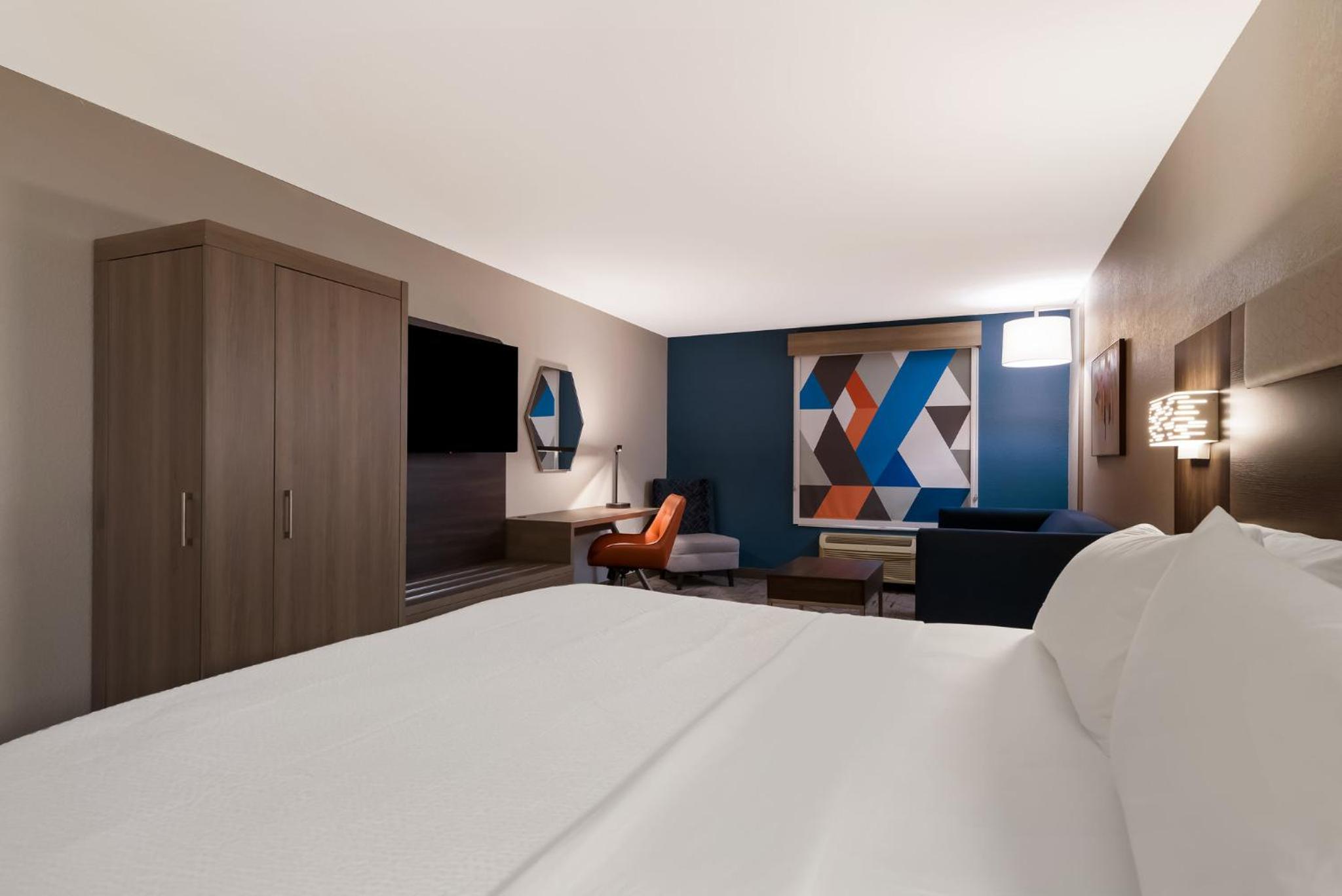 King Suite with Sofa Bed - Non-Smoking - Photo 7