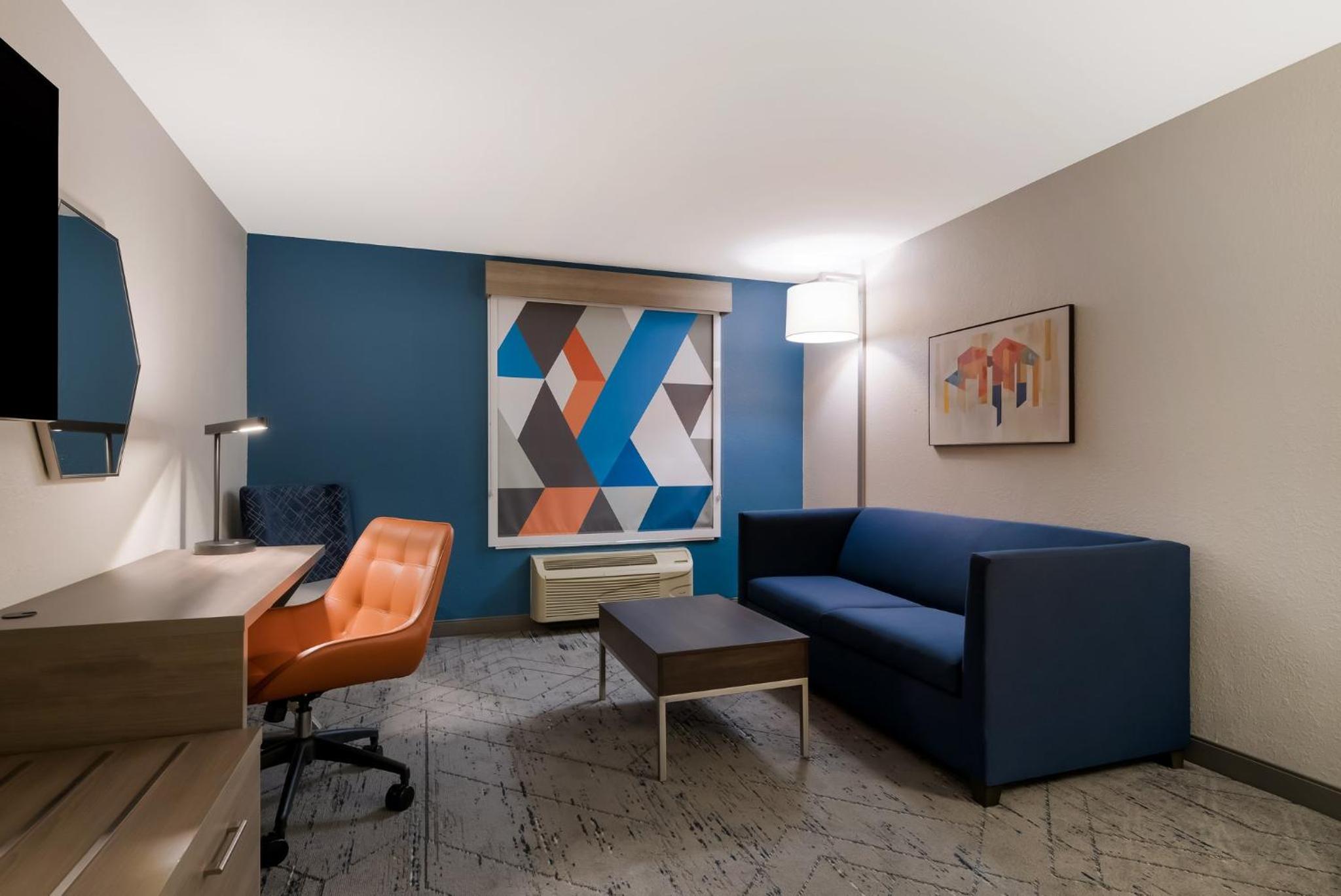 King Suite with Sofa Bed - Non-Smoking - Photo 8