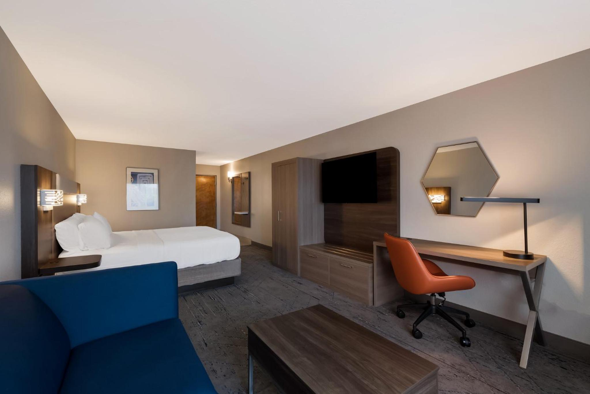 King Suite with Sofa Bed - Non-Smoking - Photo 9
