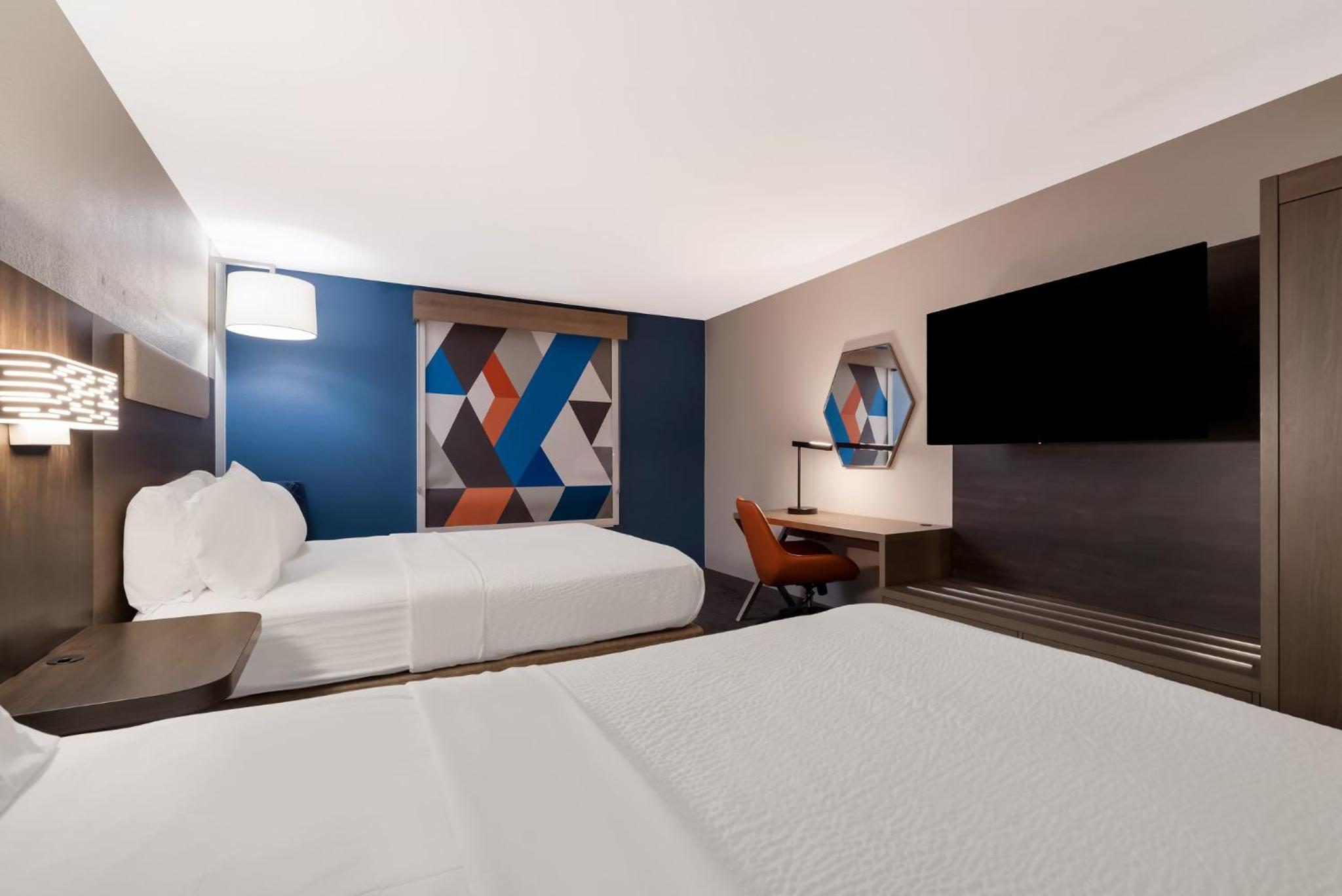 Standard Queen Room with Two Queen Beds - Photo 7