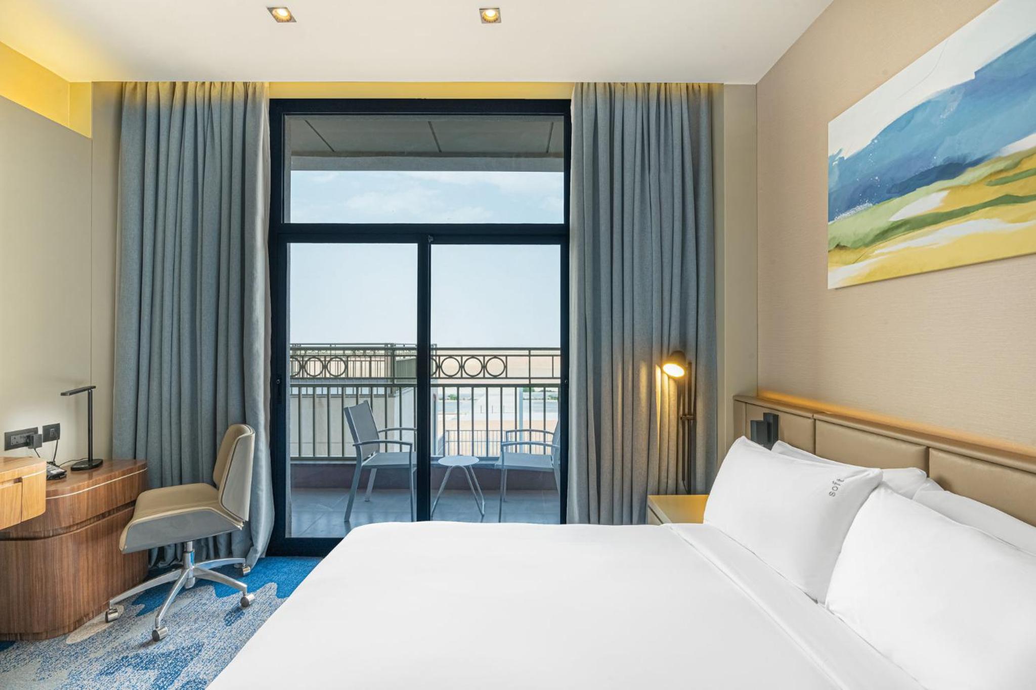 Standard King Room with Balcony - Photo 4