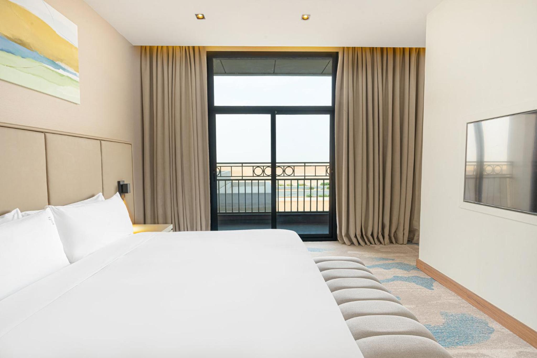 King Suite with Balcony - Photo 4