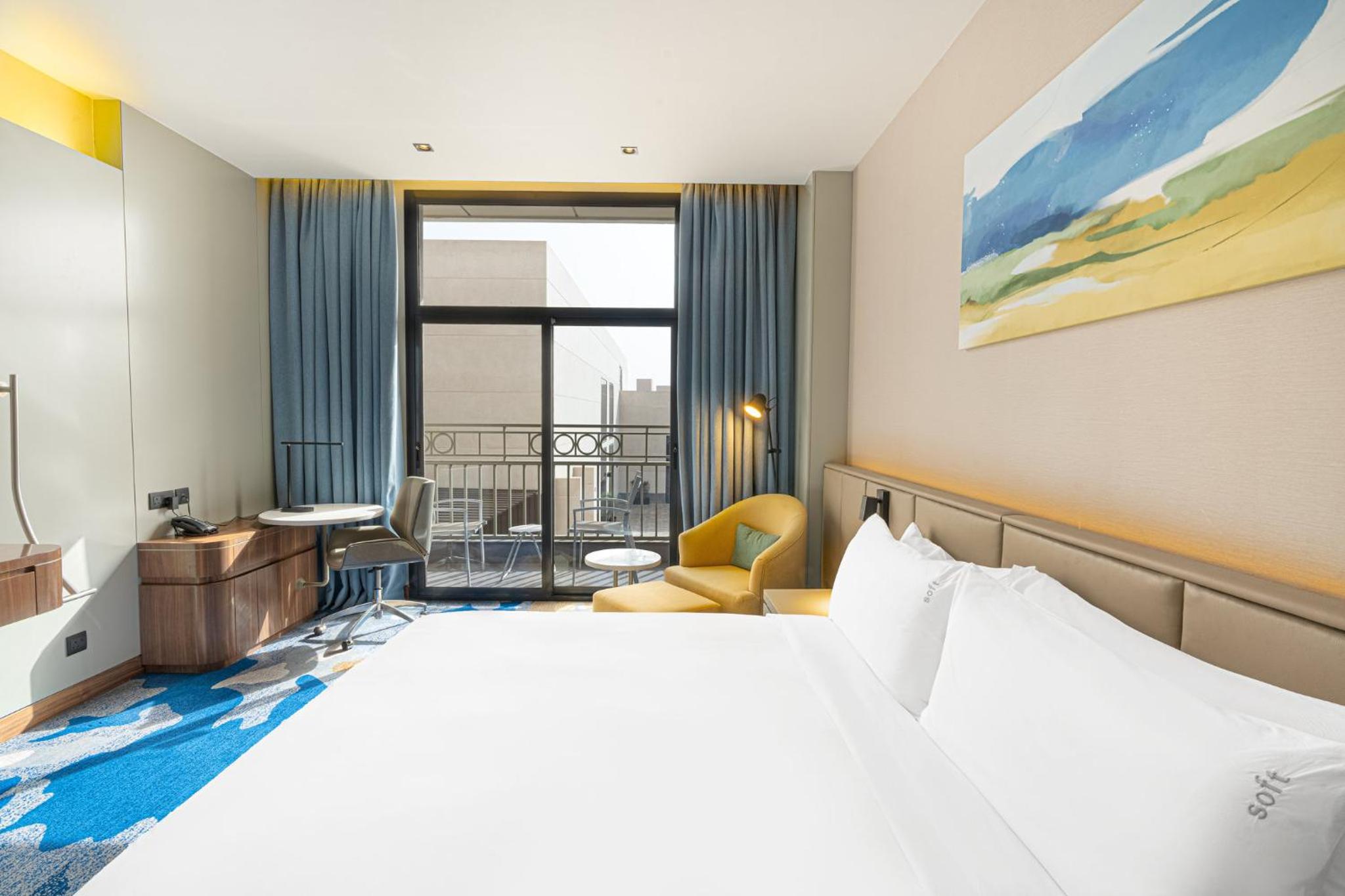 Standard King Room with Balcony - Photo 5