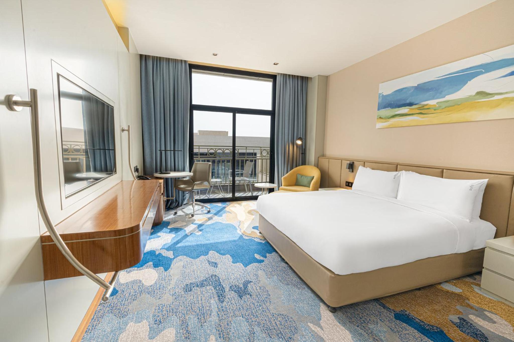 Standard King Room with Balcony - Photo 3