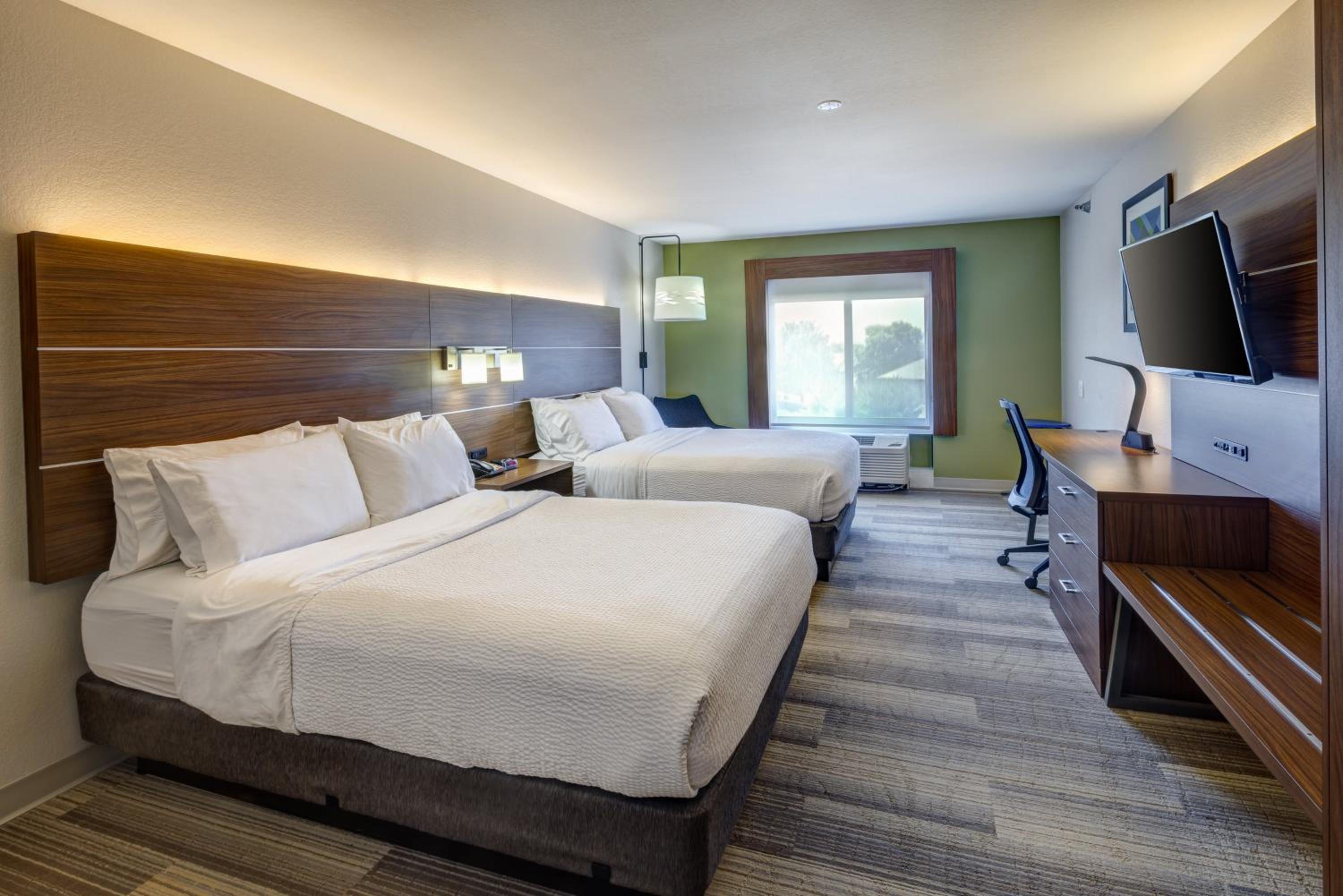 Standard Room with Two Queen Beds photo 3