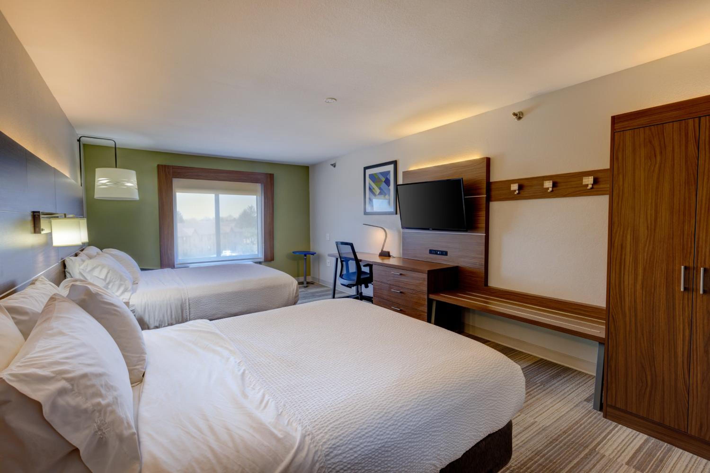 Standard Room with Two Queen Beds photo 2