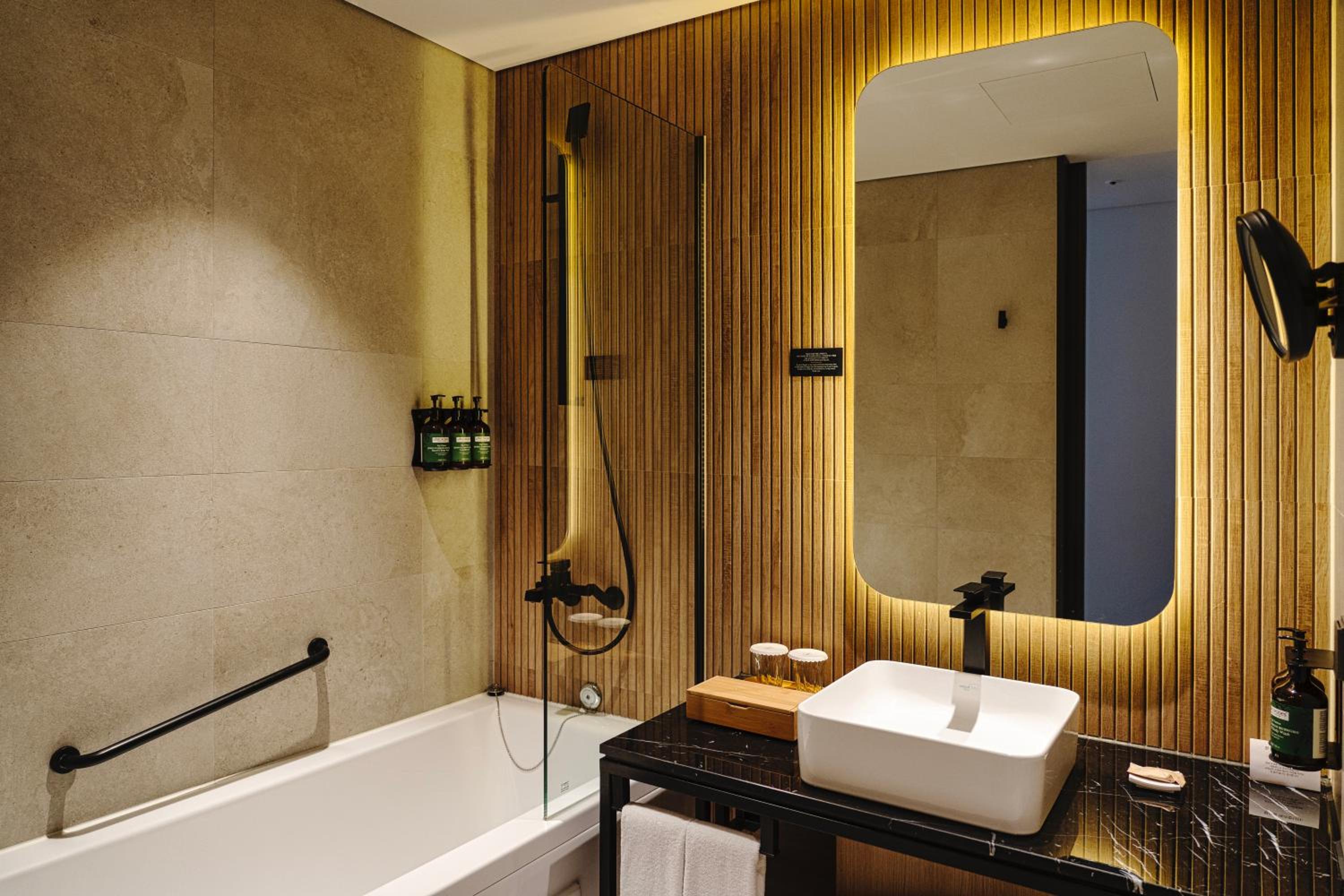Premium King Room with Round Tub