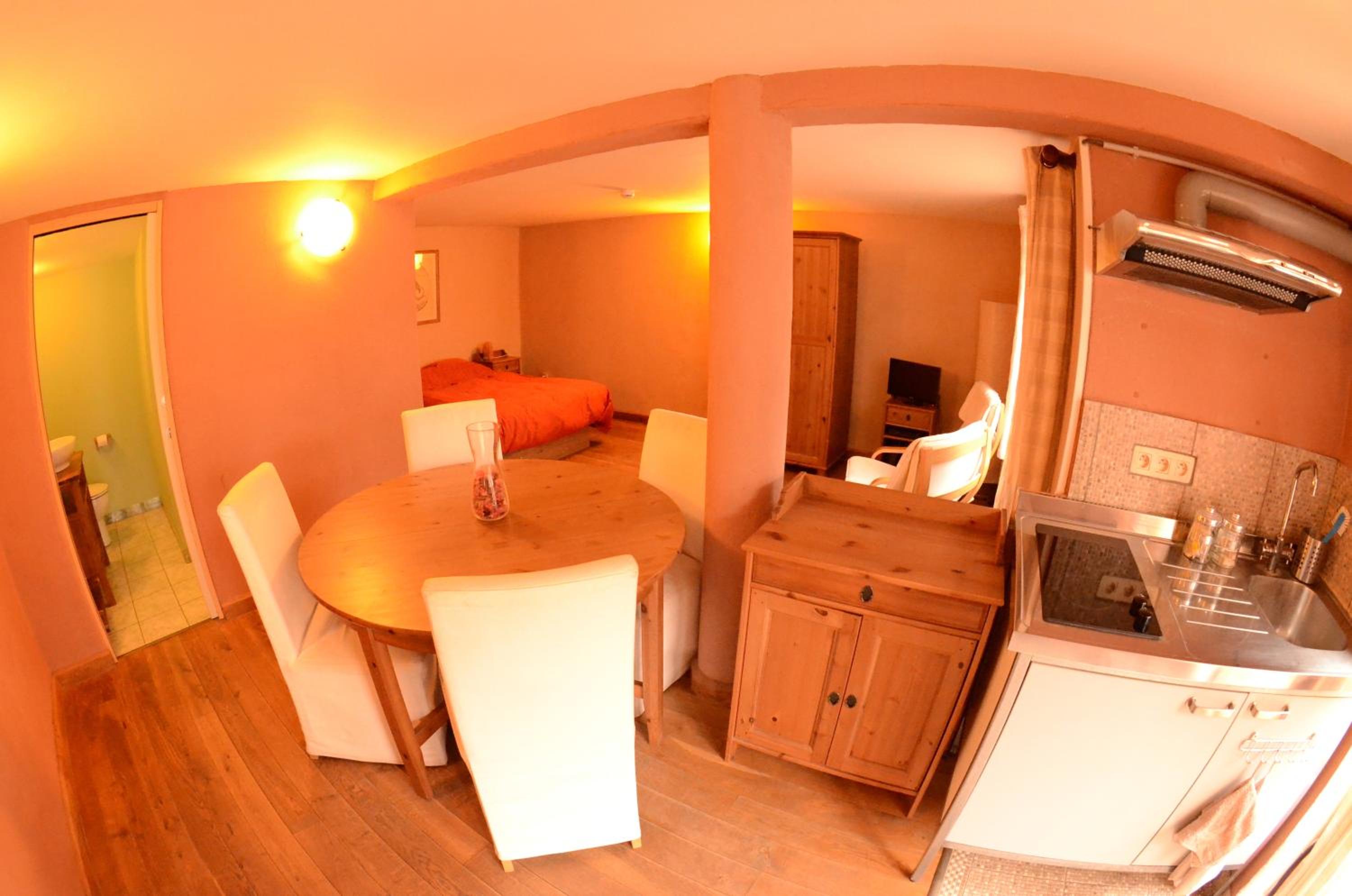 Family Room with Private Bathroom photo 2