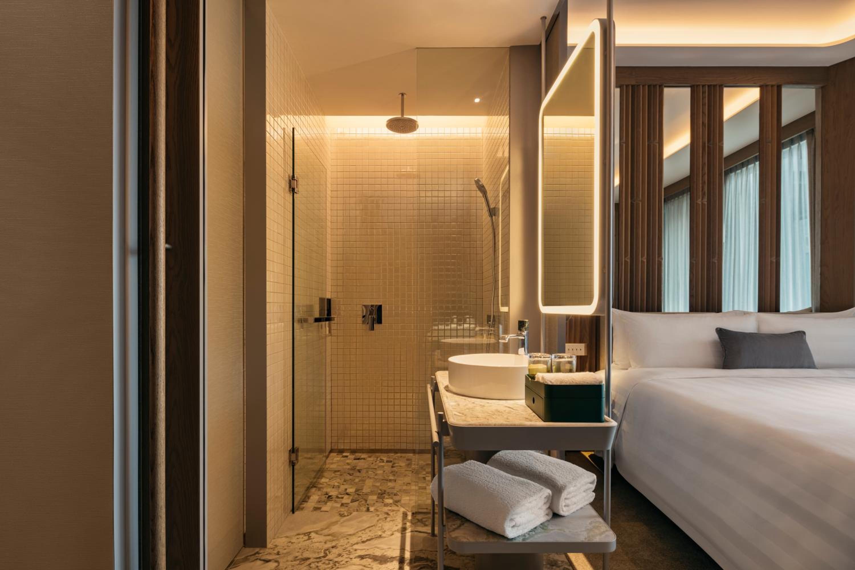 Deluxe King Room with One King Bed (Non Smoking)