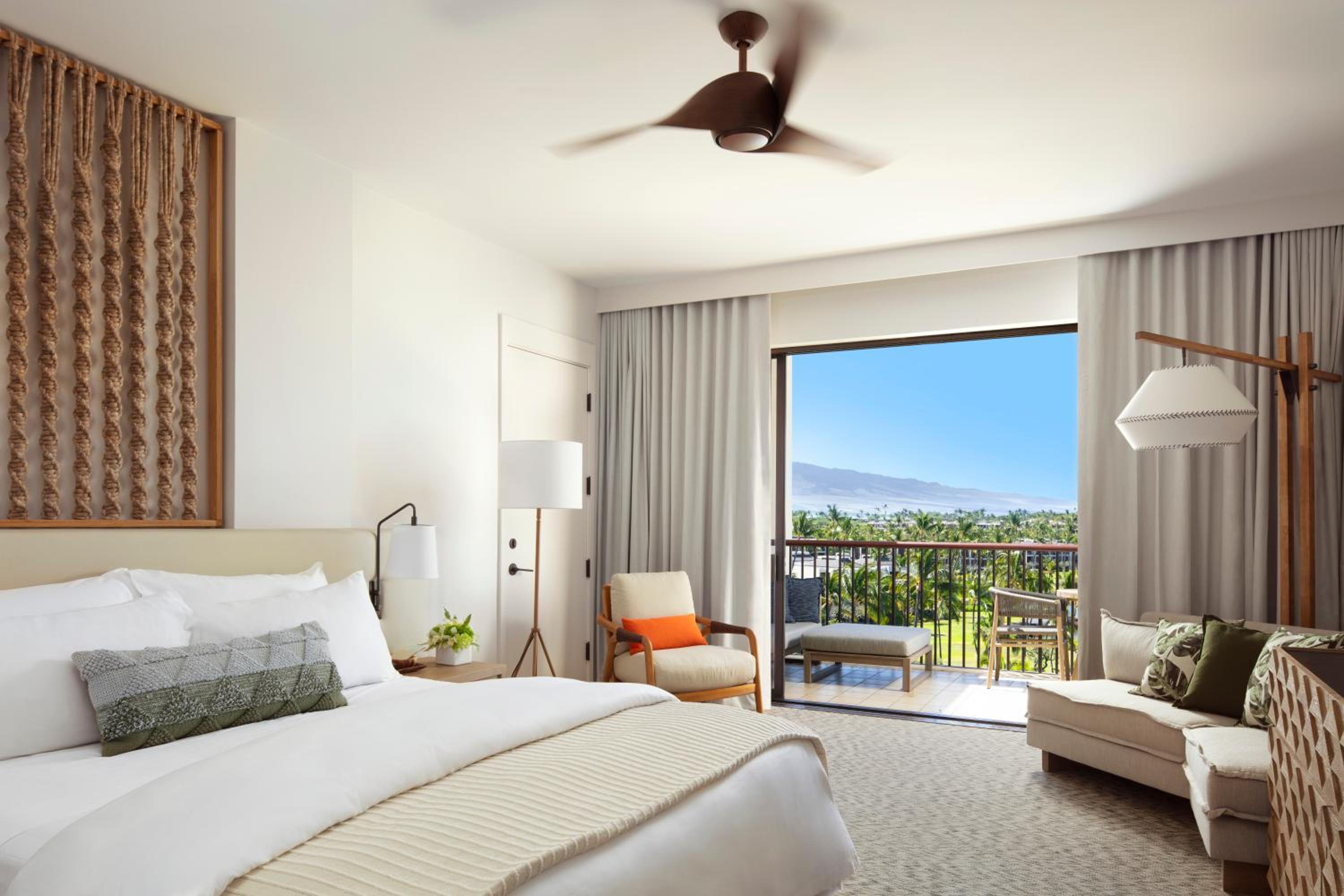King Room with One King Bed (Non Smoking) (Accessible)