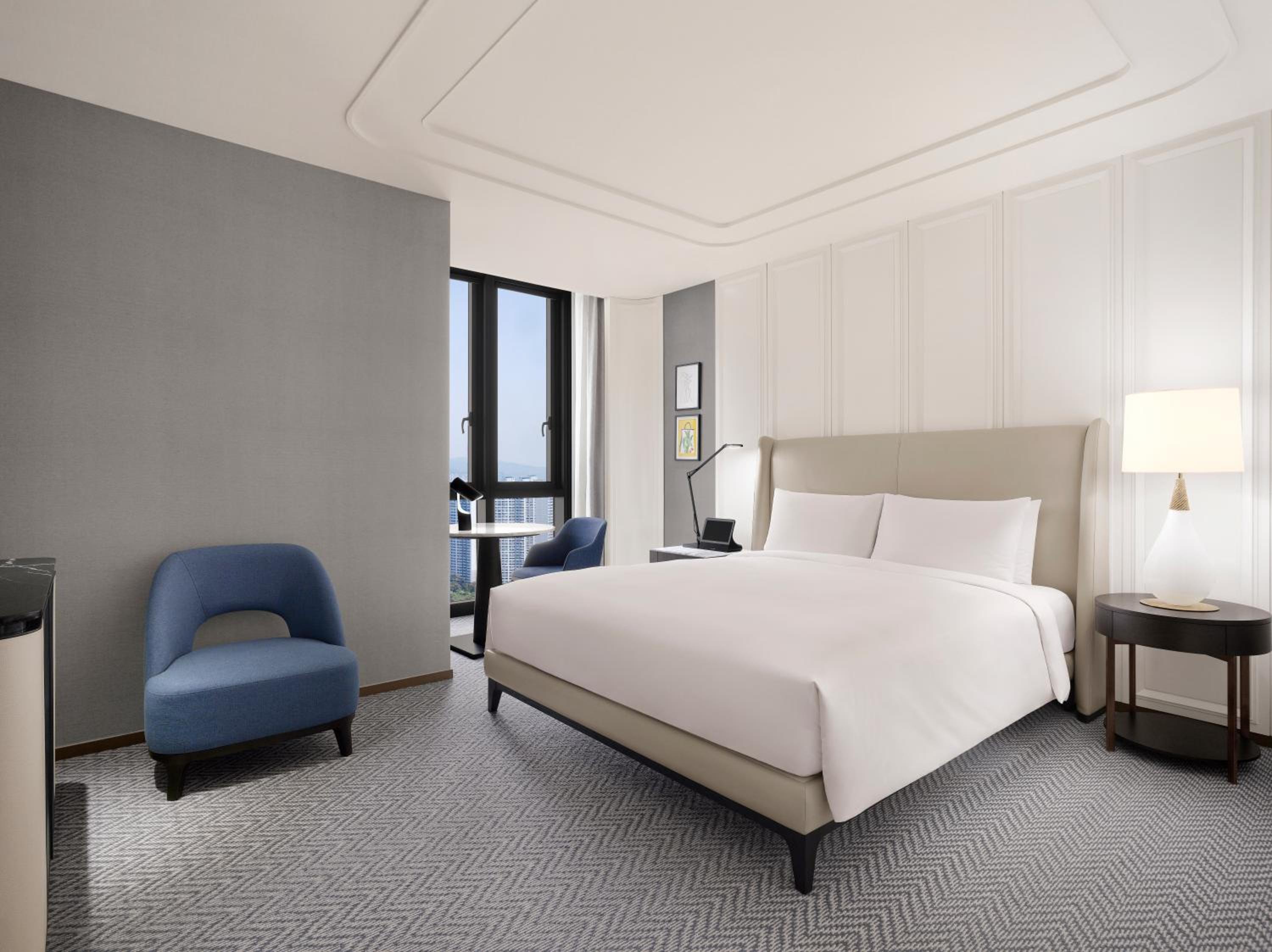Luxury Room with 1 King Size Bed - Photo 6
