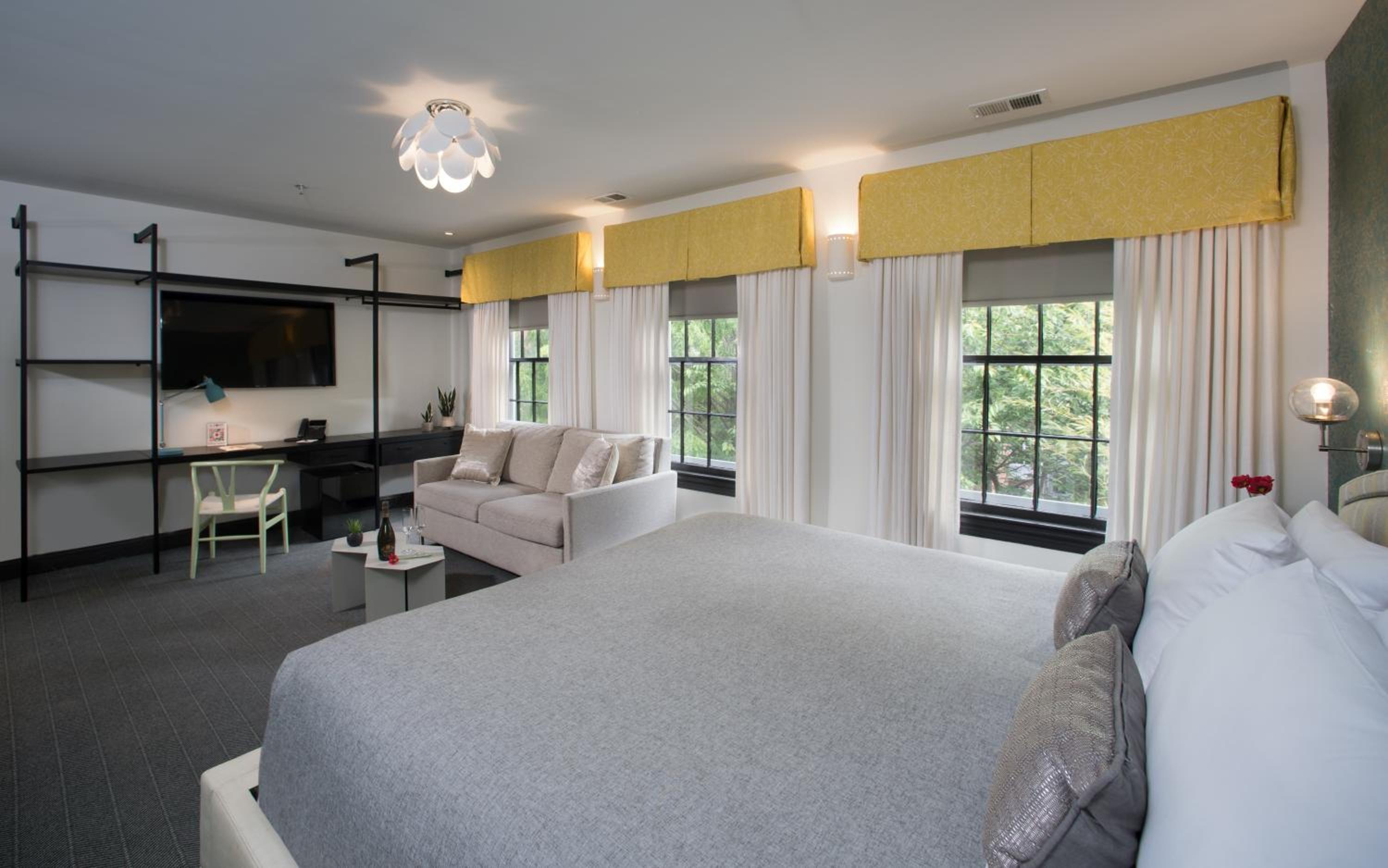 Superior King Room thumbnail 6