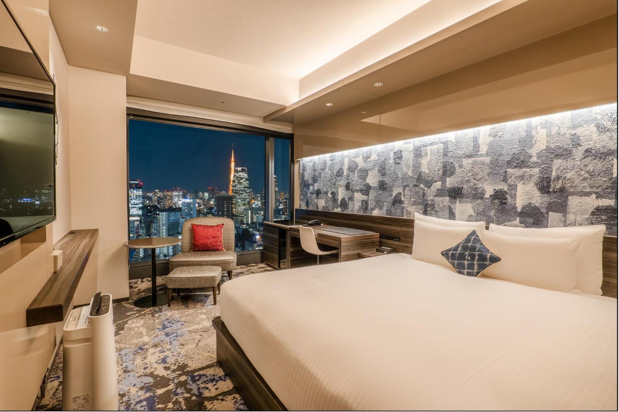 Superior King Room thumbnail 6
