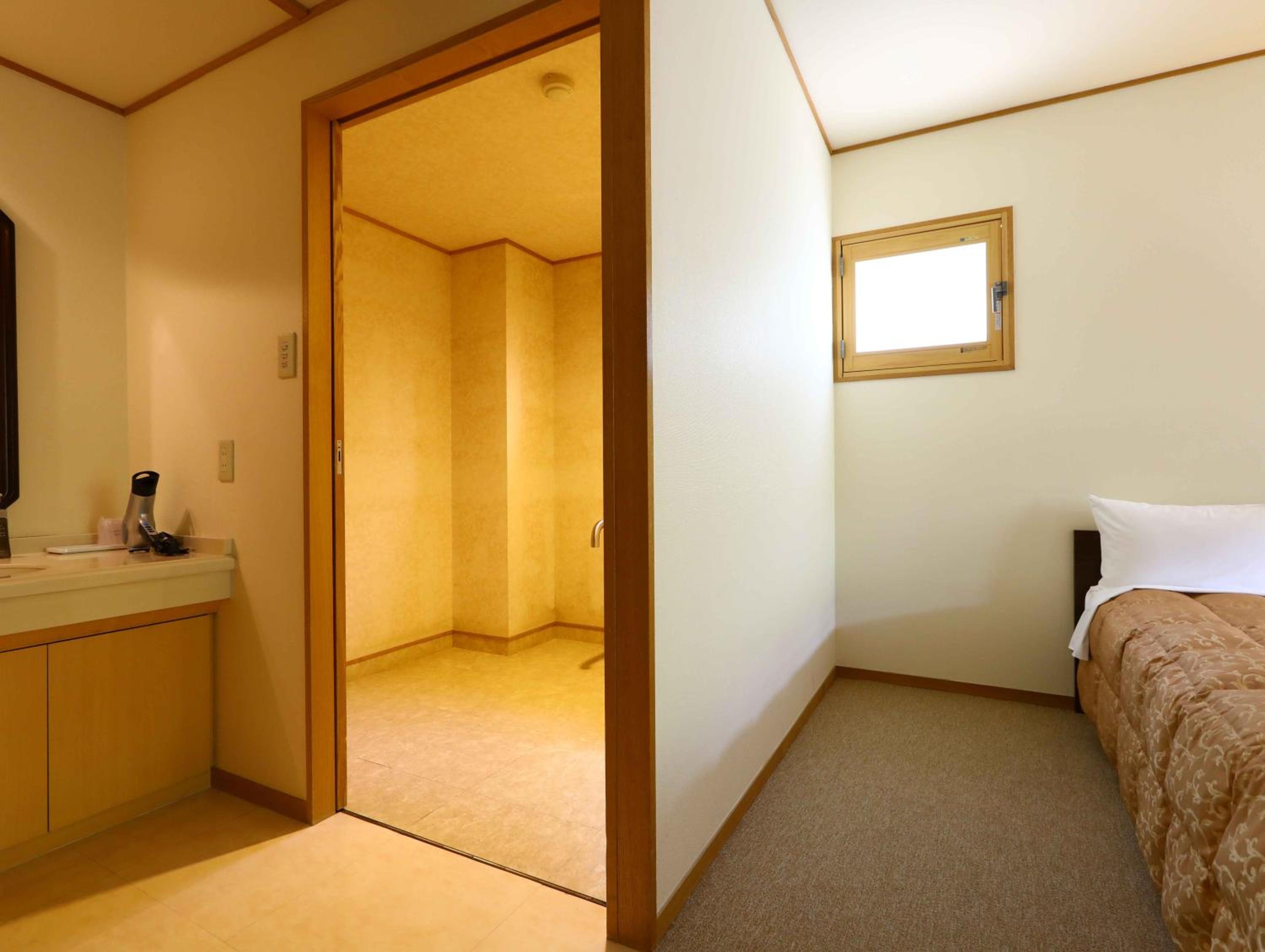 Twin Room - Disability Access with Shared Bathroom - Non-Smoking photo 3