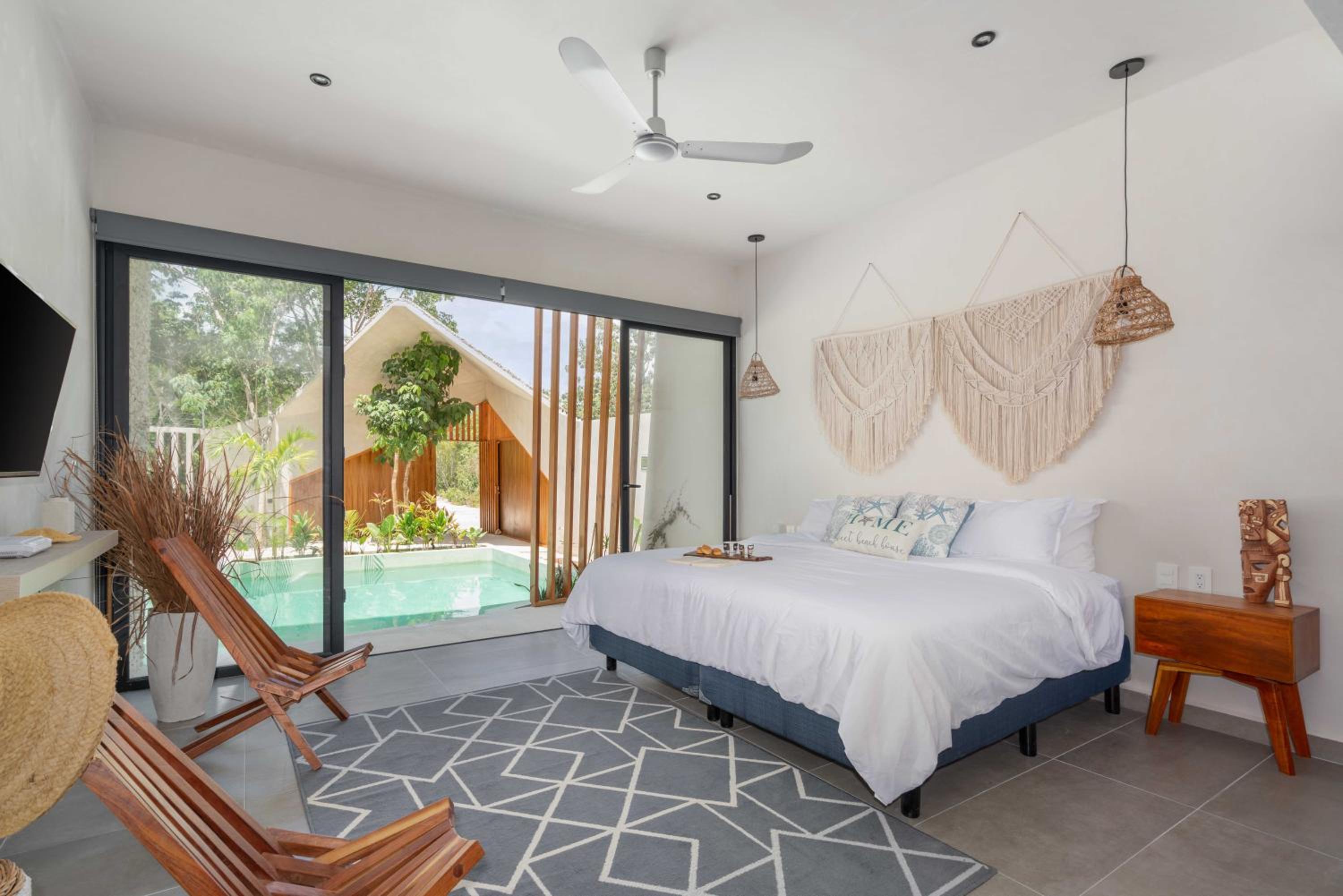 Suite Lit King-Size - Vue sur Piscine