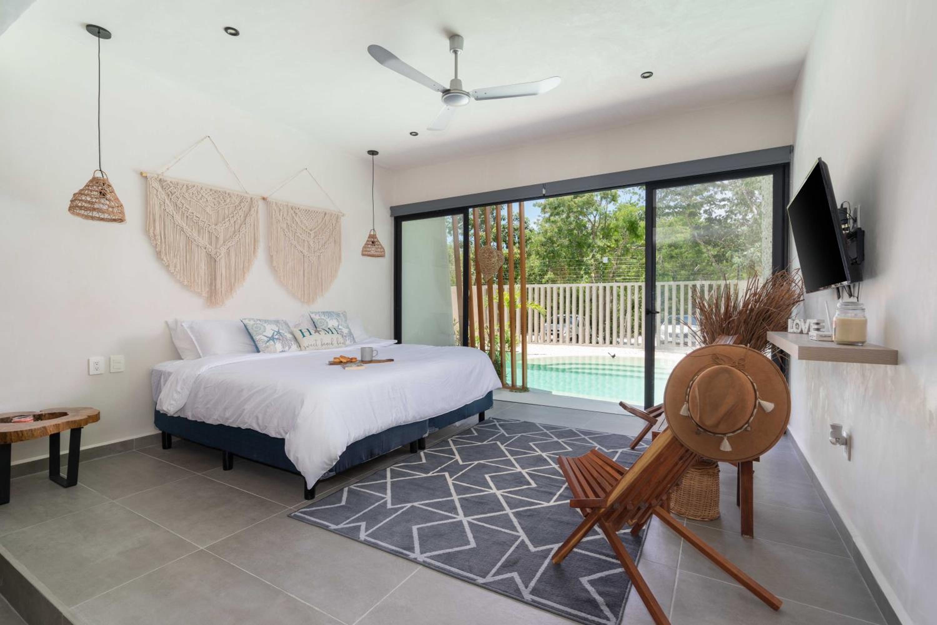 Suite Lit King-Size - Vue sur Piscine