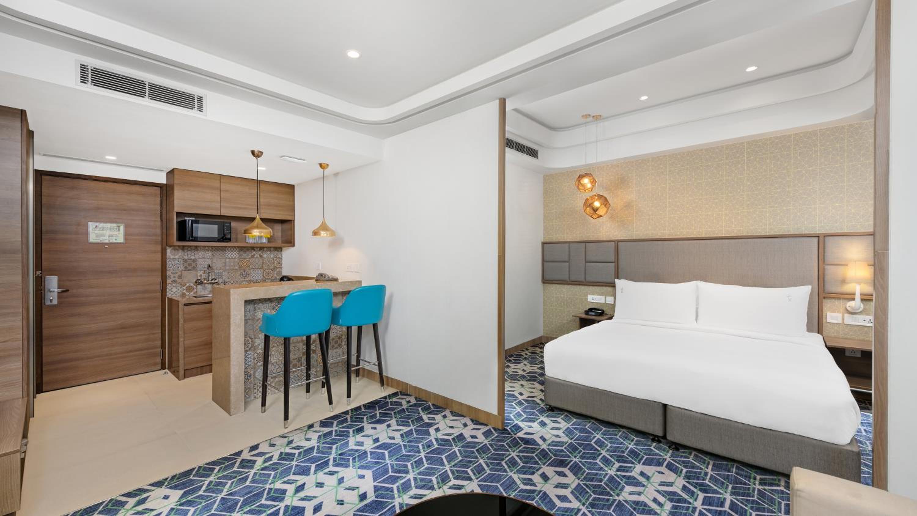 King Suite with Kitchenette with 25% discount on F&B, Spa and Laundry,  Enjoy Buy One Get One at Viva Bar during Happy Hours (12 noon to 06:00 PM) - Photo 1