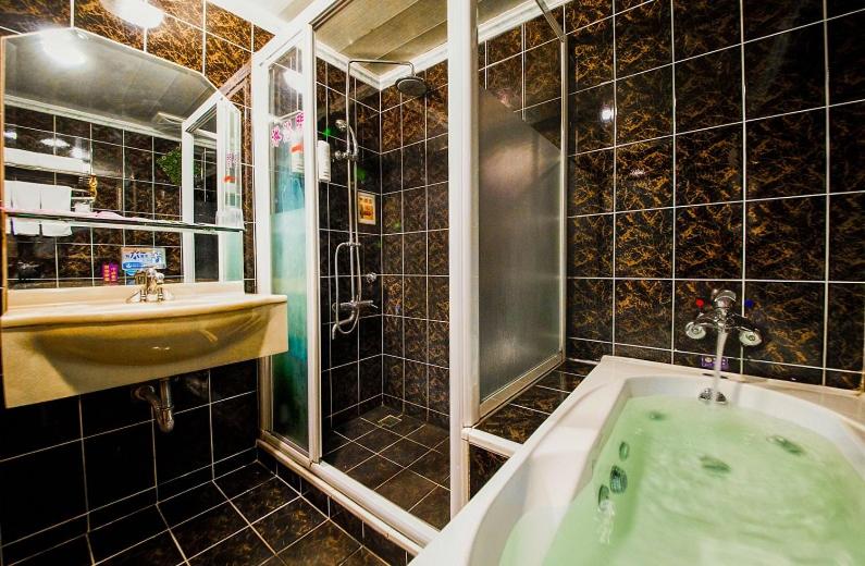 Quadruple Room with Bath photo 2