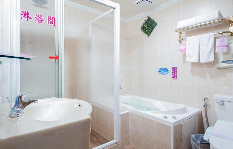 Quadruple Room with Bath photo 3