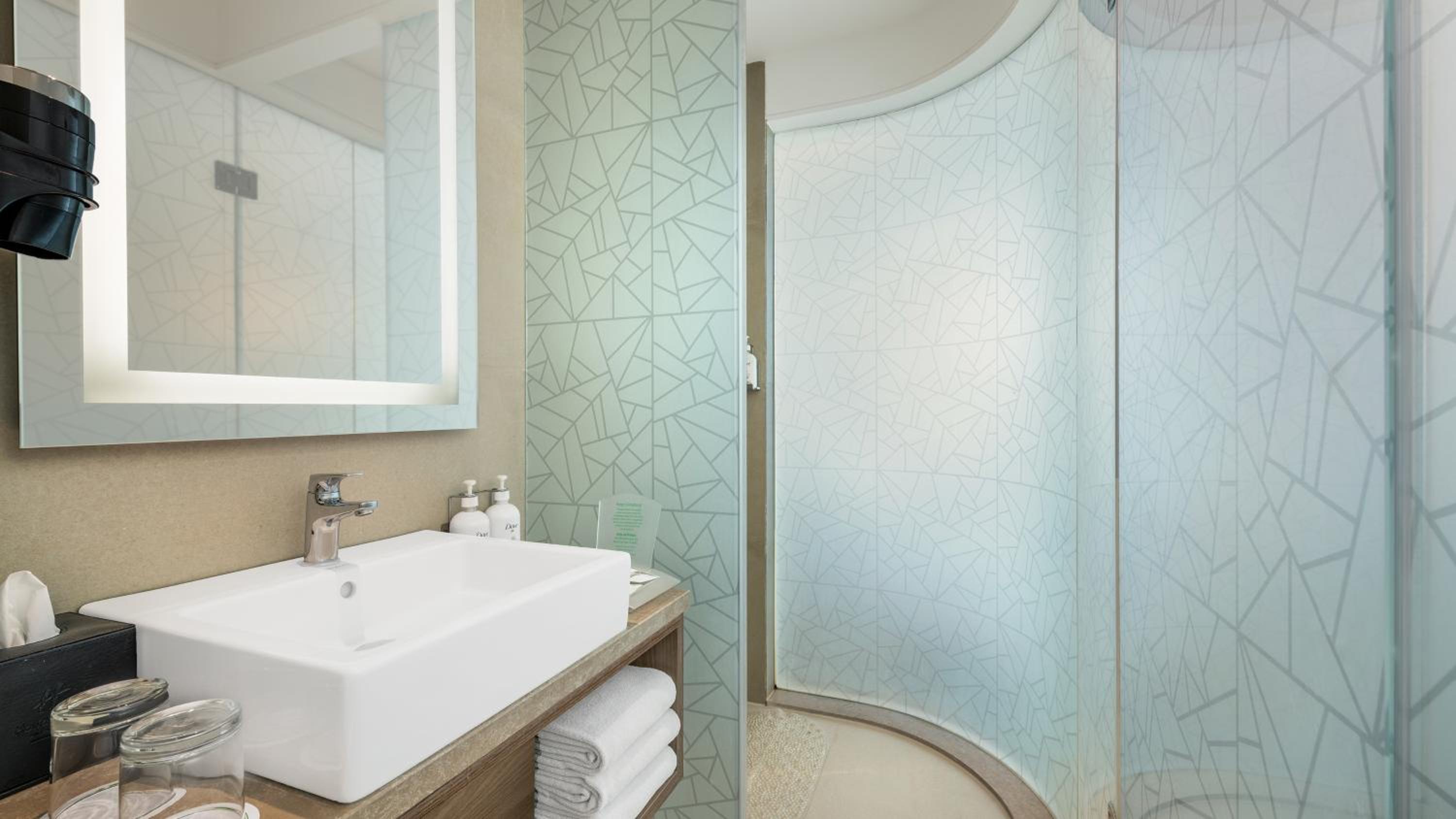 Standard King Room with City View - Photo 3