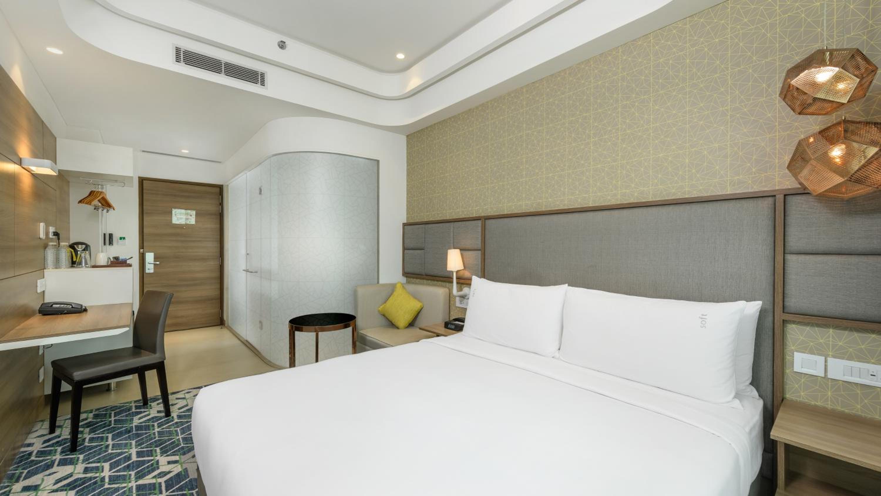 Standard King Room with City View - Photo 2