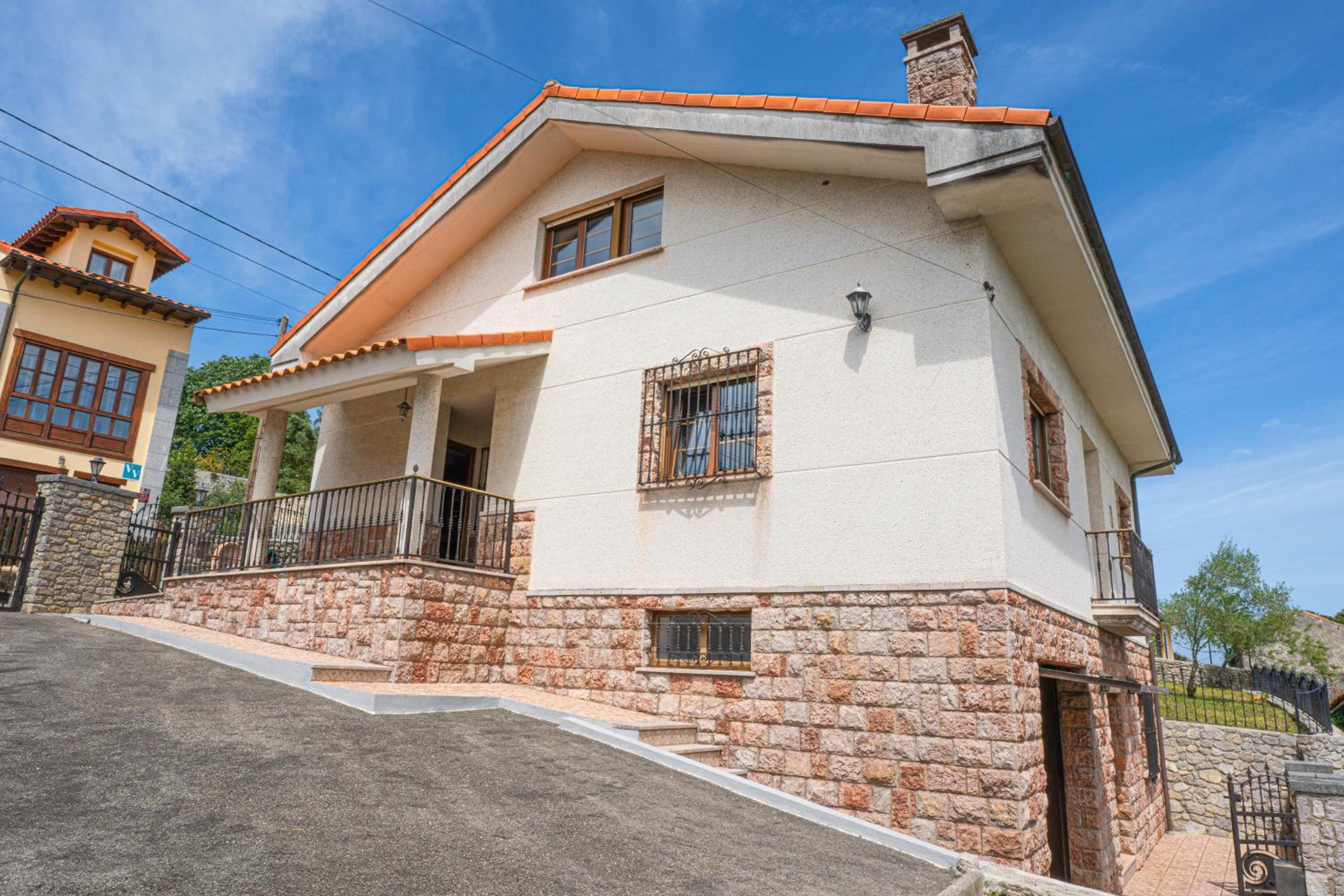 Seven-Bedroom House photo 3