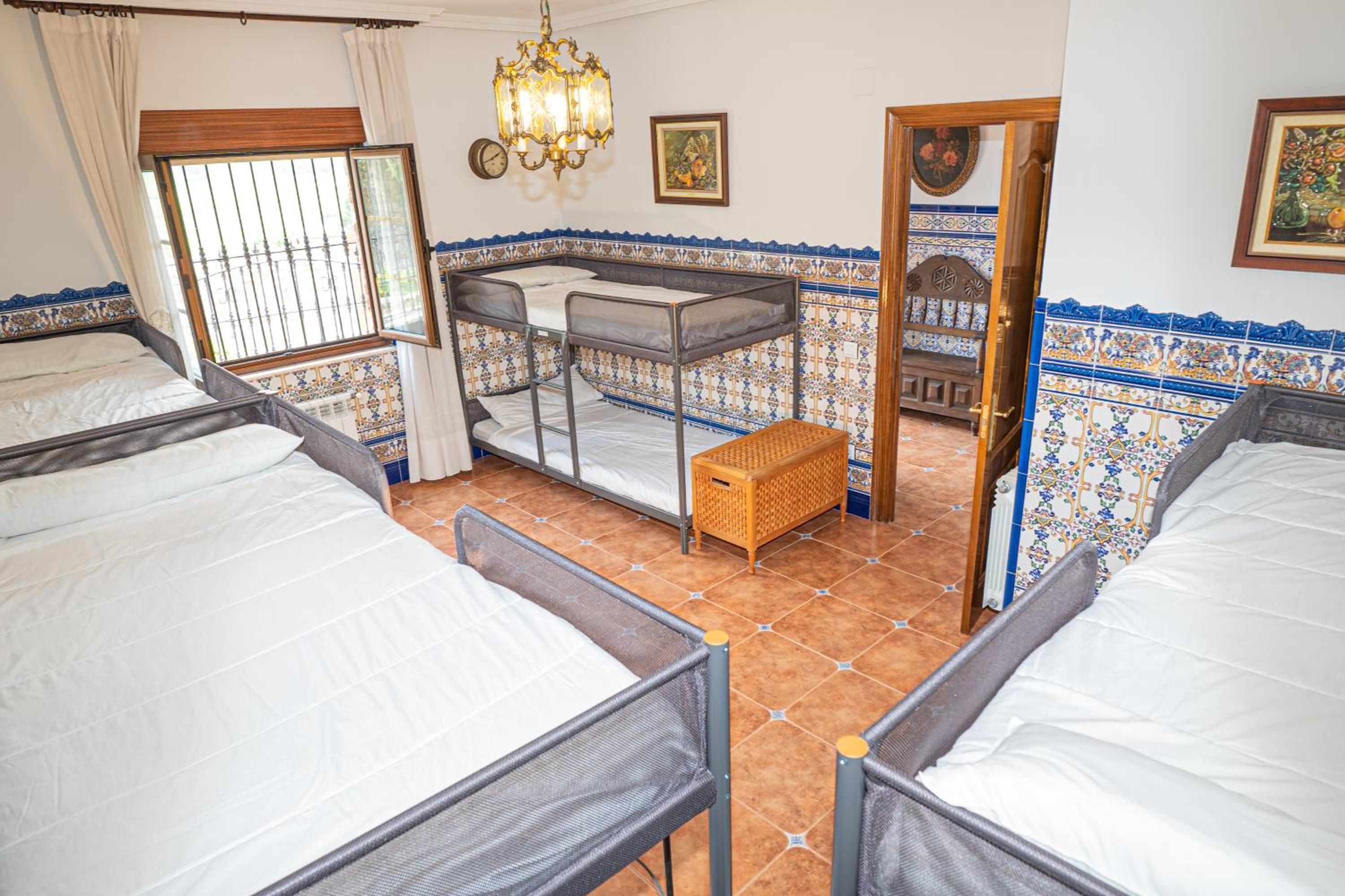 Seven-Bedroom House photo 2