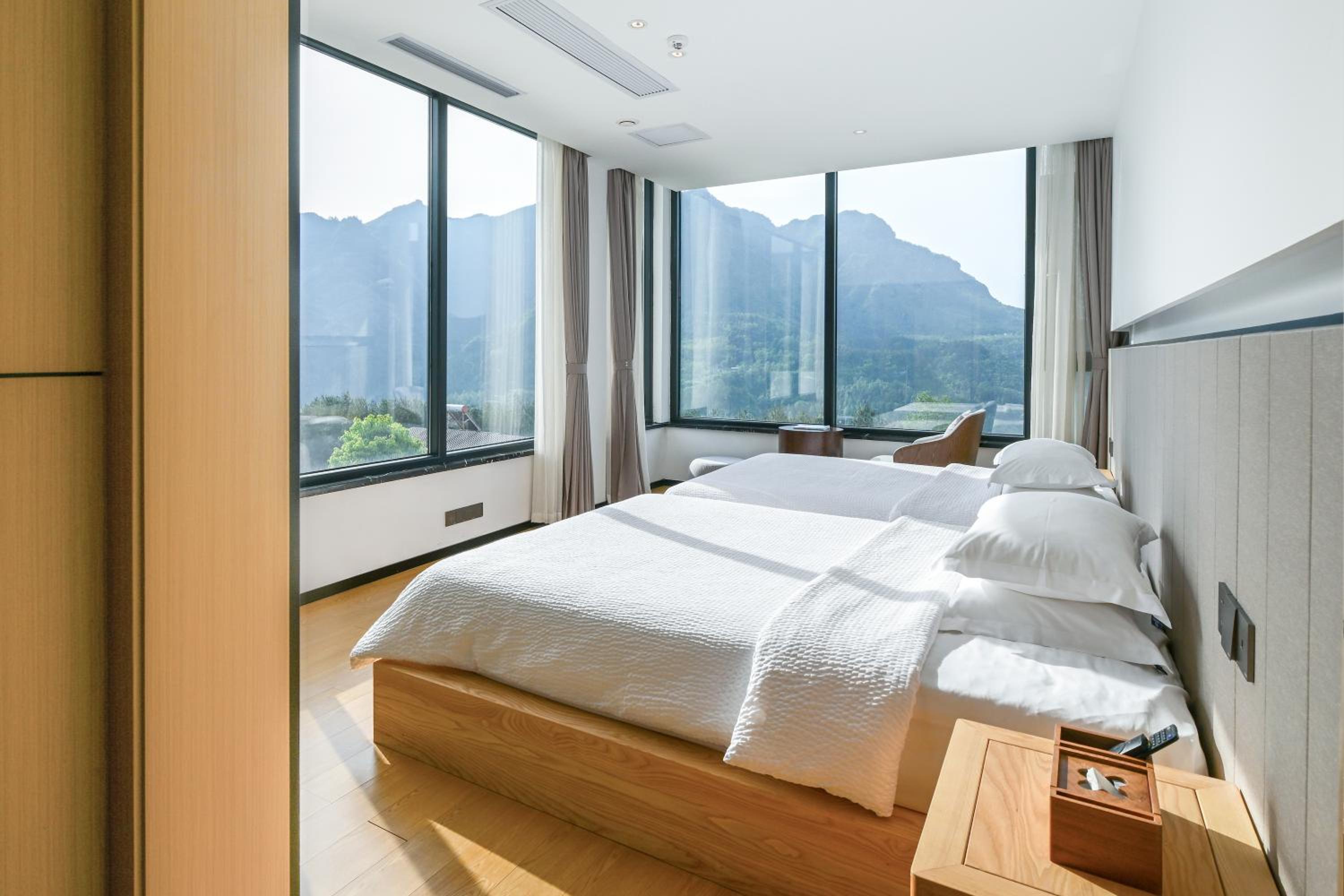 Standard Twin Room with Mountain View