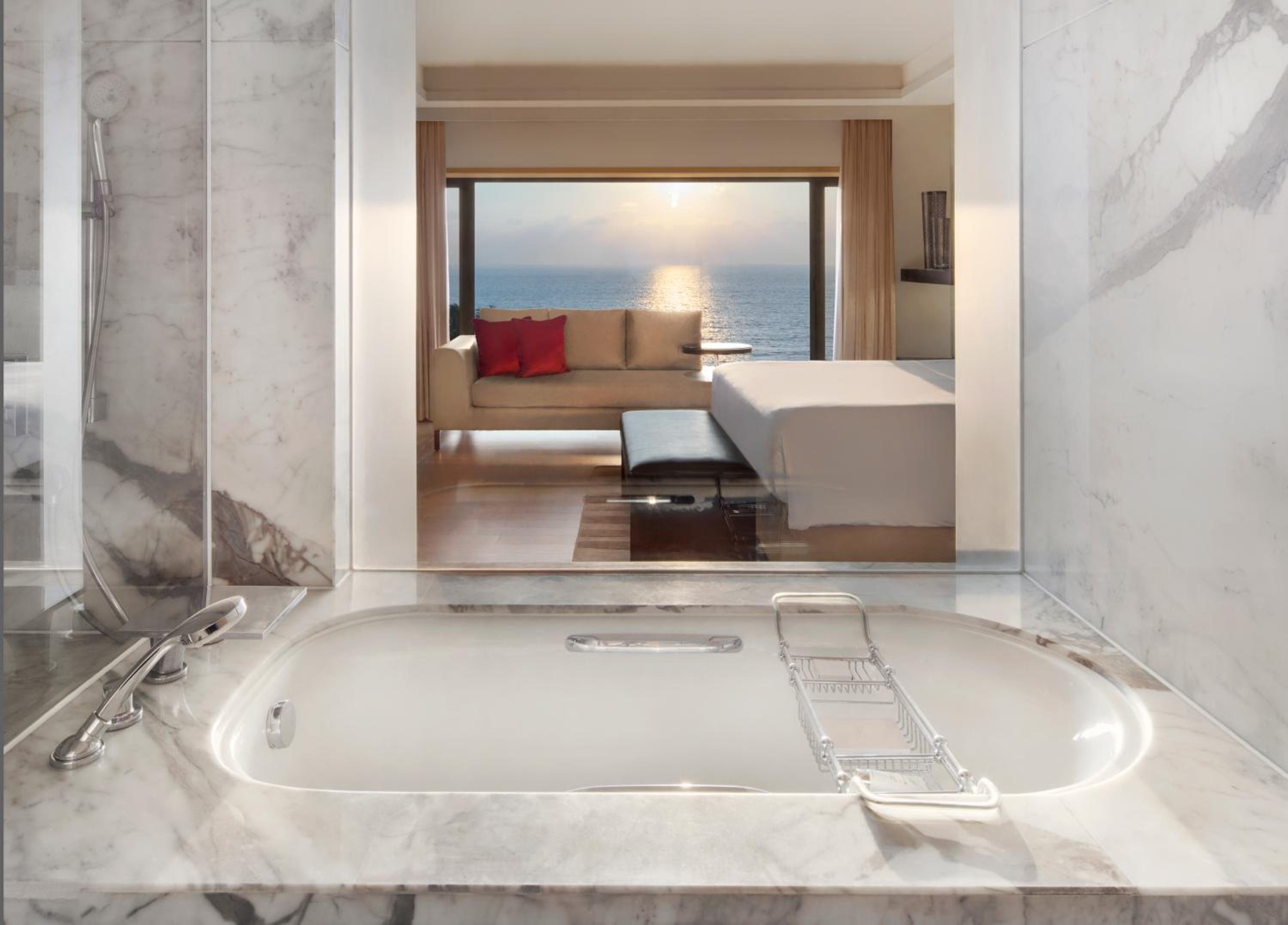 1 King Bed, Ocean View, Executive Lounge Access, Sunset Suite (Enjoy 10% off on Food & Soft Beverages and Laundry)