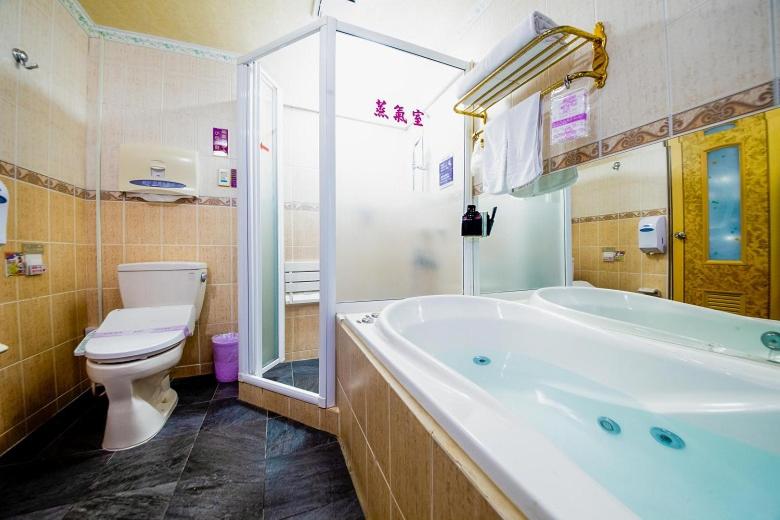 Double Room with Spa Bath photo 3