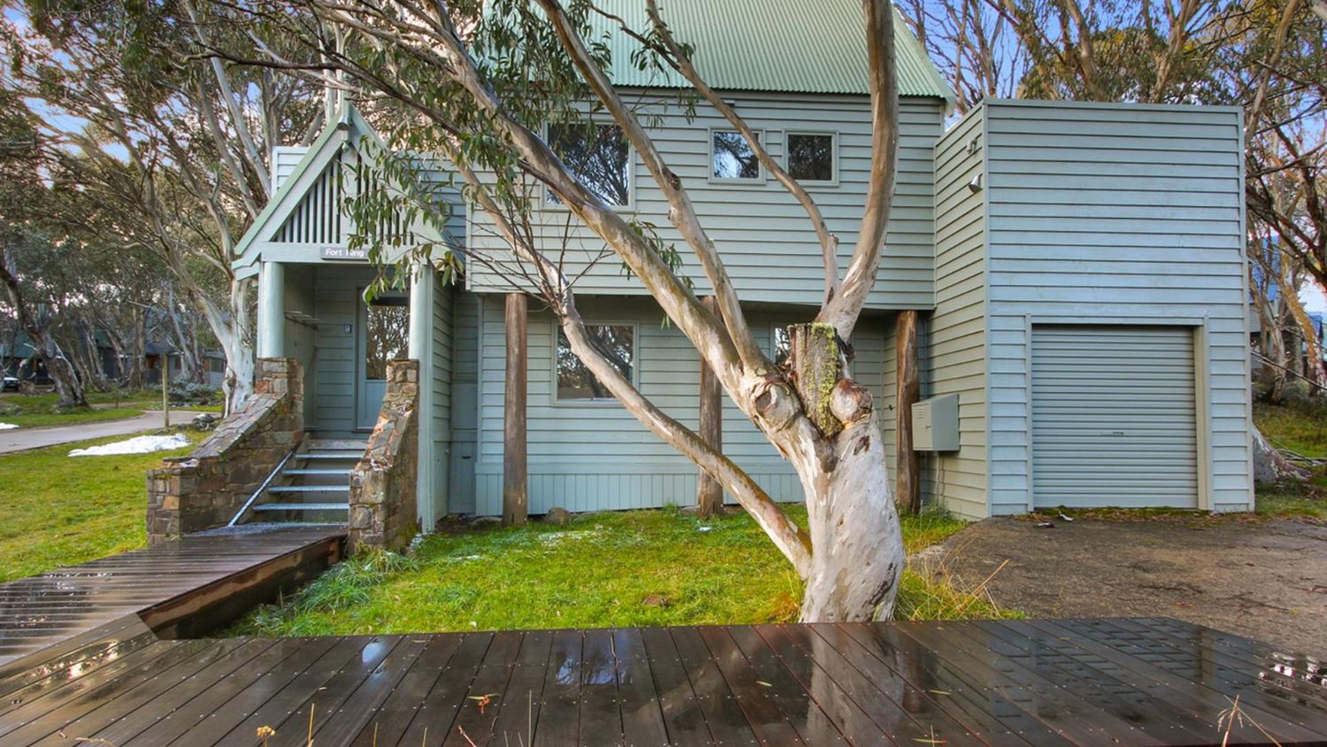 Five-Bedroom House photo 2
