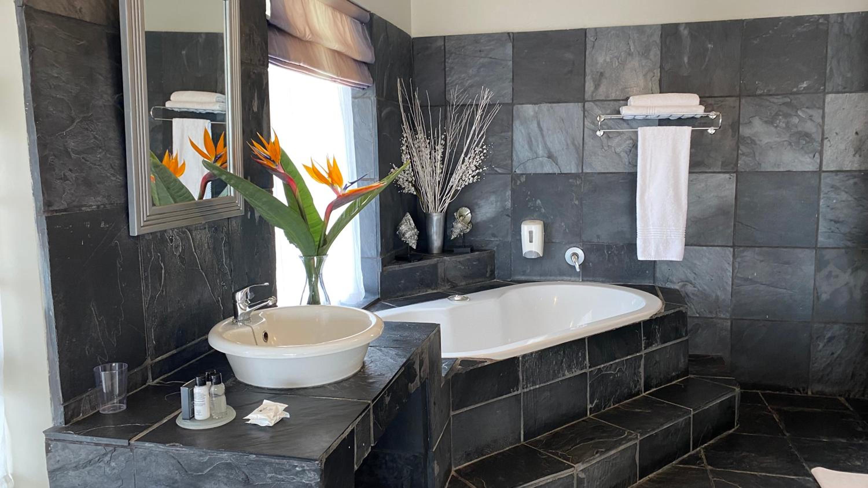 Honeymoon Suite - Photo 8