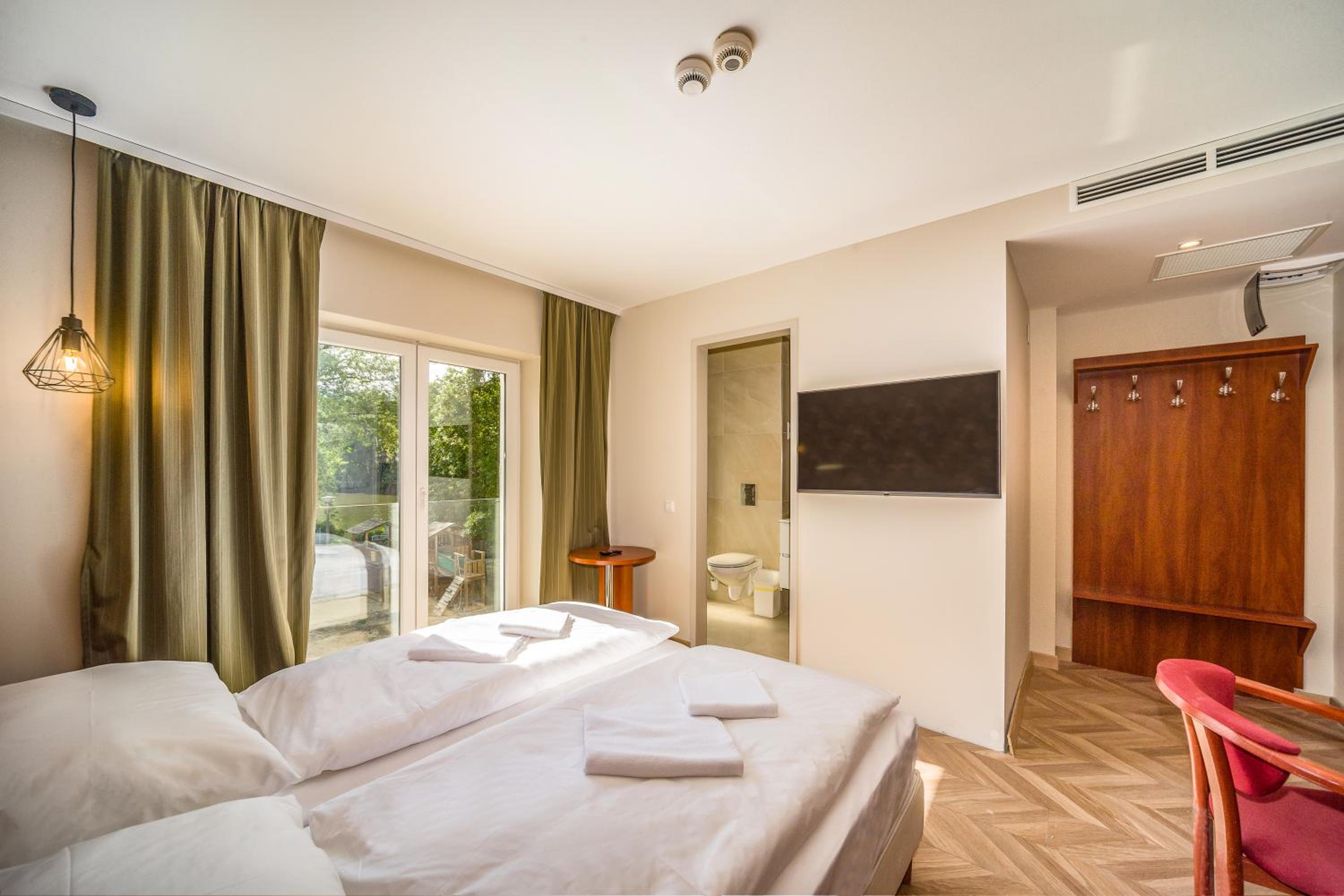 Double or Twin Room with Harbor View photo 3