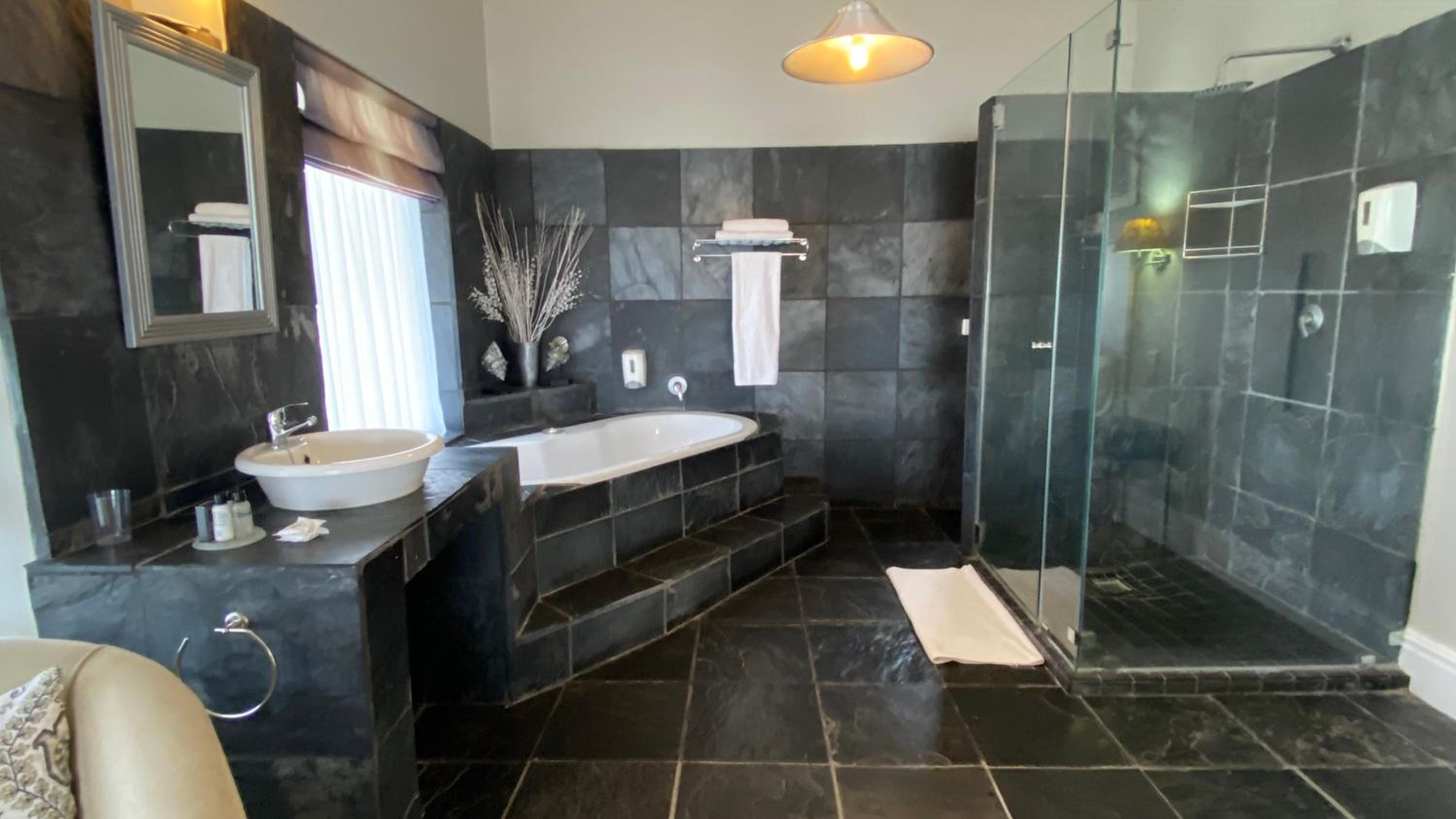 Honeymoon Suite - Photo 4