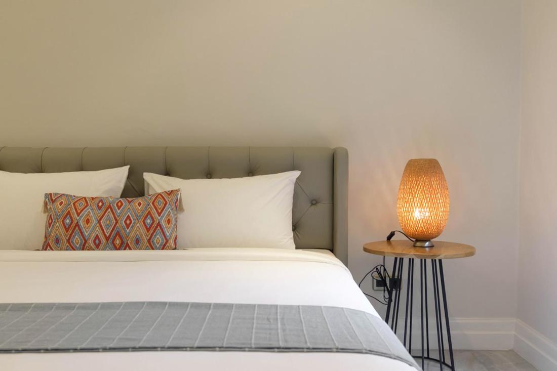 Deluxe King Room - Photo 13