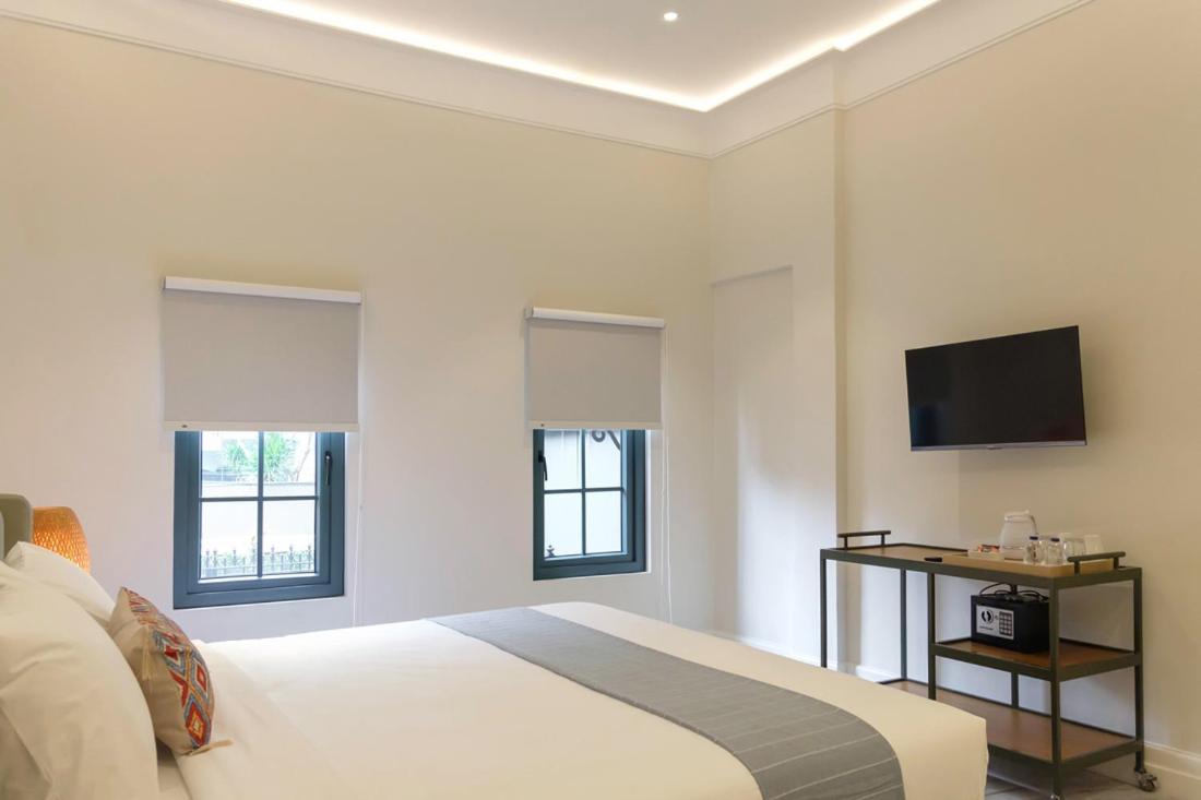 Deluxe King Room - Photo 8