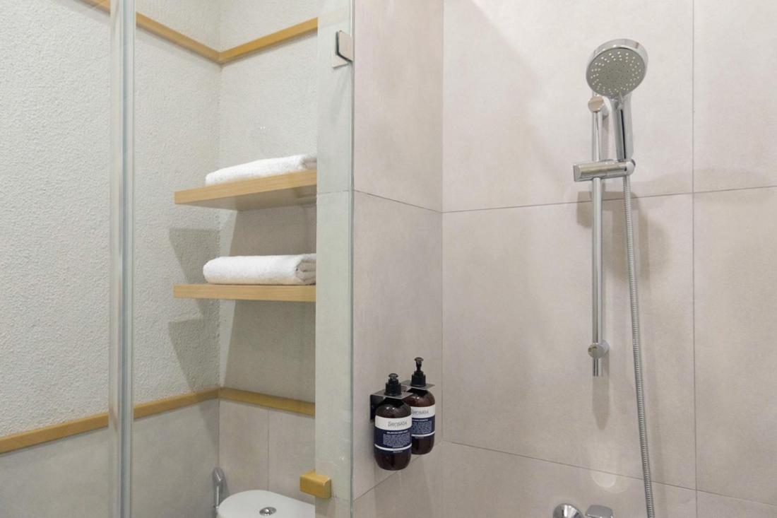Deluxe King Room - Photo 15