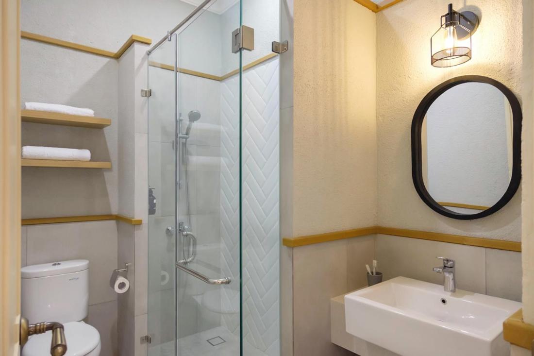 Deluxe King Room - Photo 14