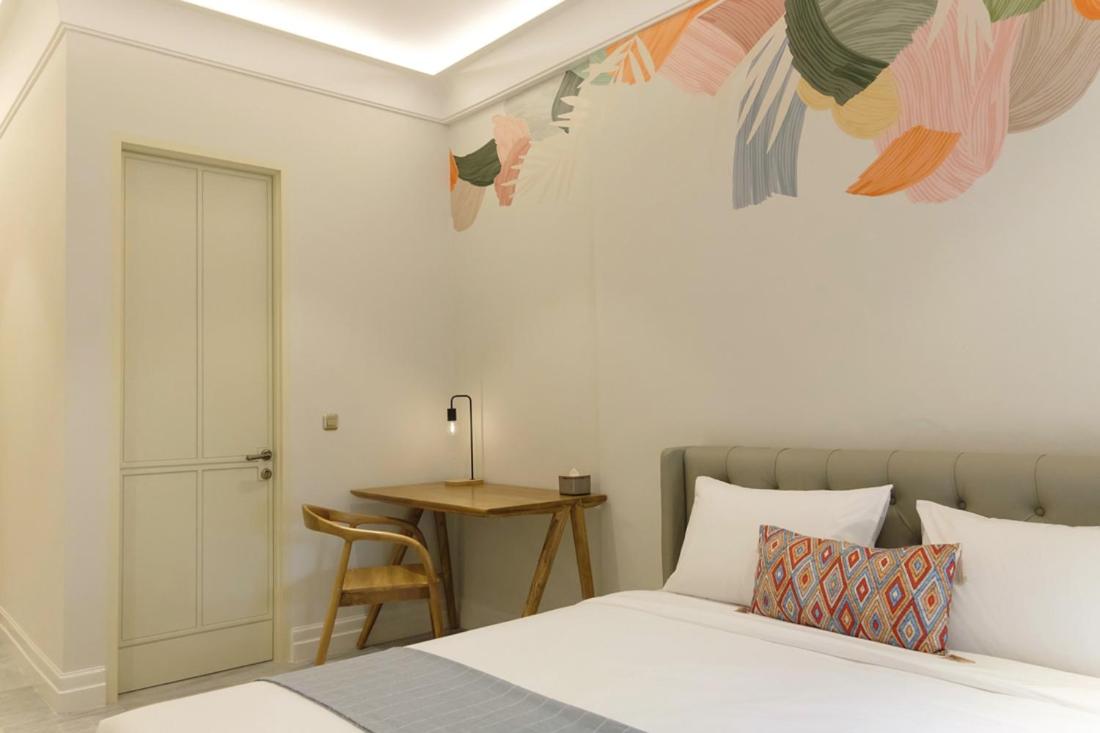 Deluxe King Room - Photo 9