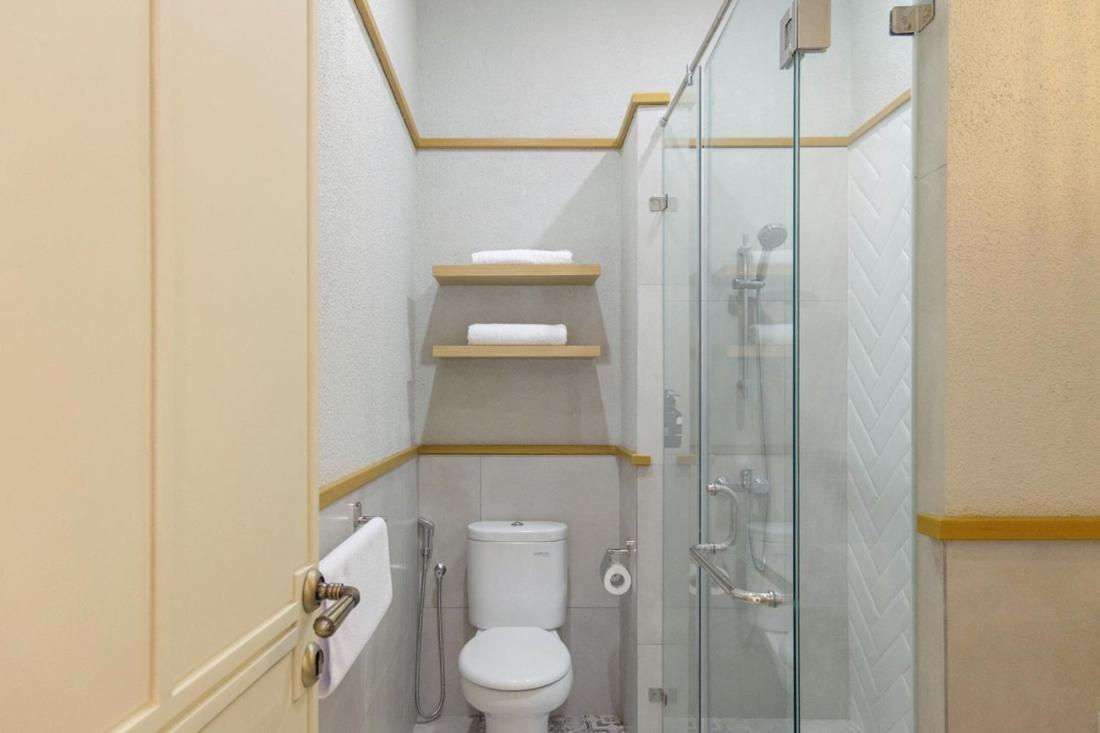 Deluxe King Room - Photo 2