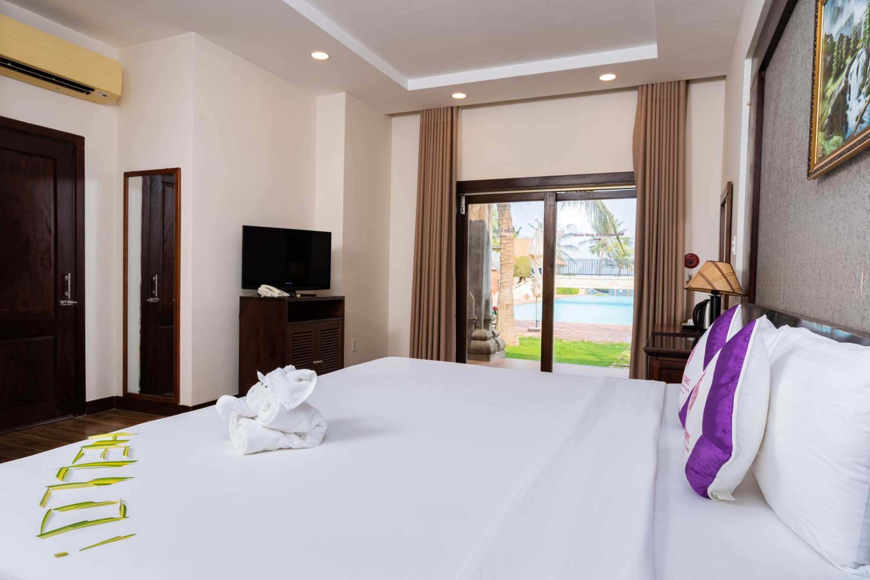 Senior Suite Double with Pool View	 - Photo 8