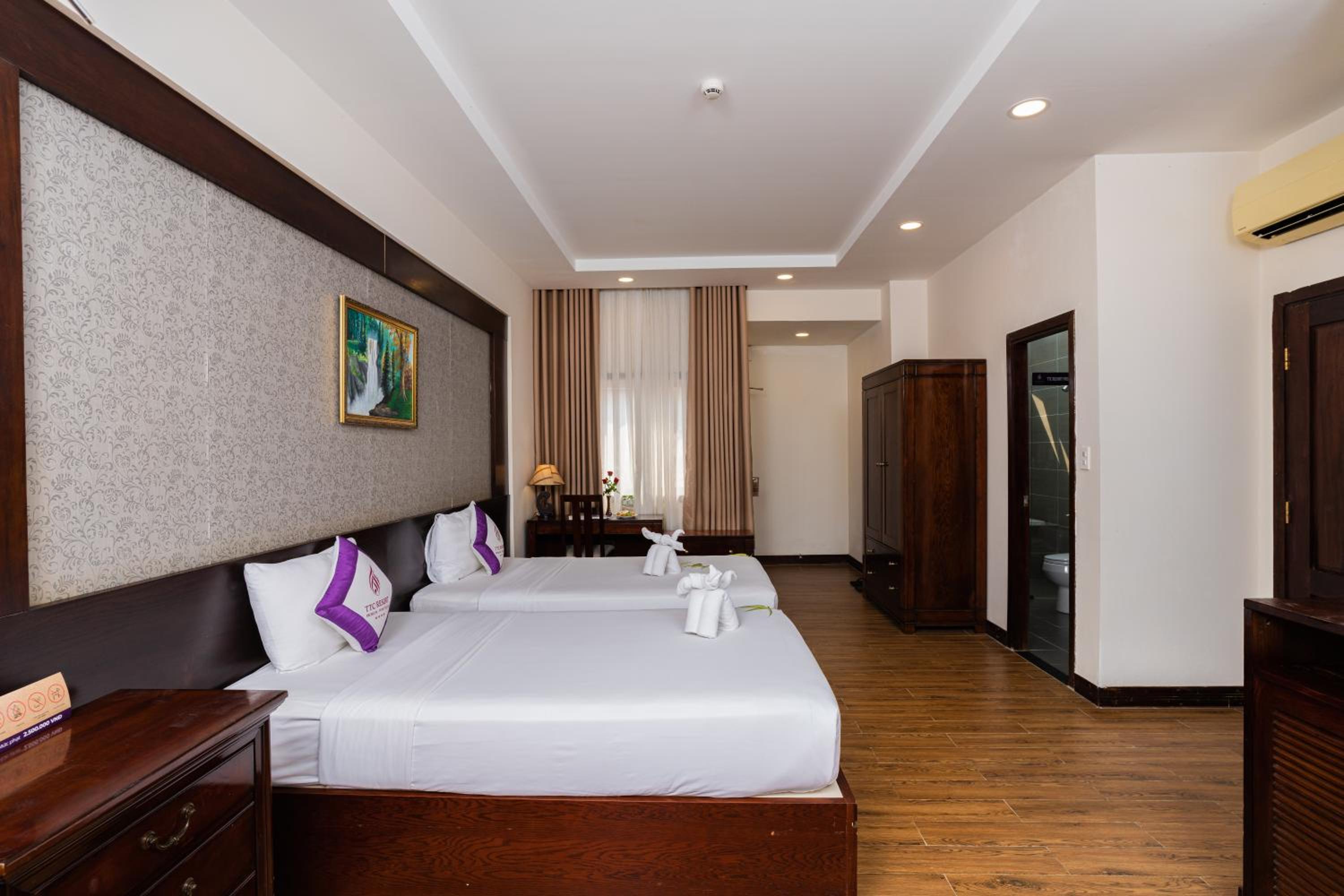 Senior Suite Twin with Pool View	 - Photo 2