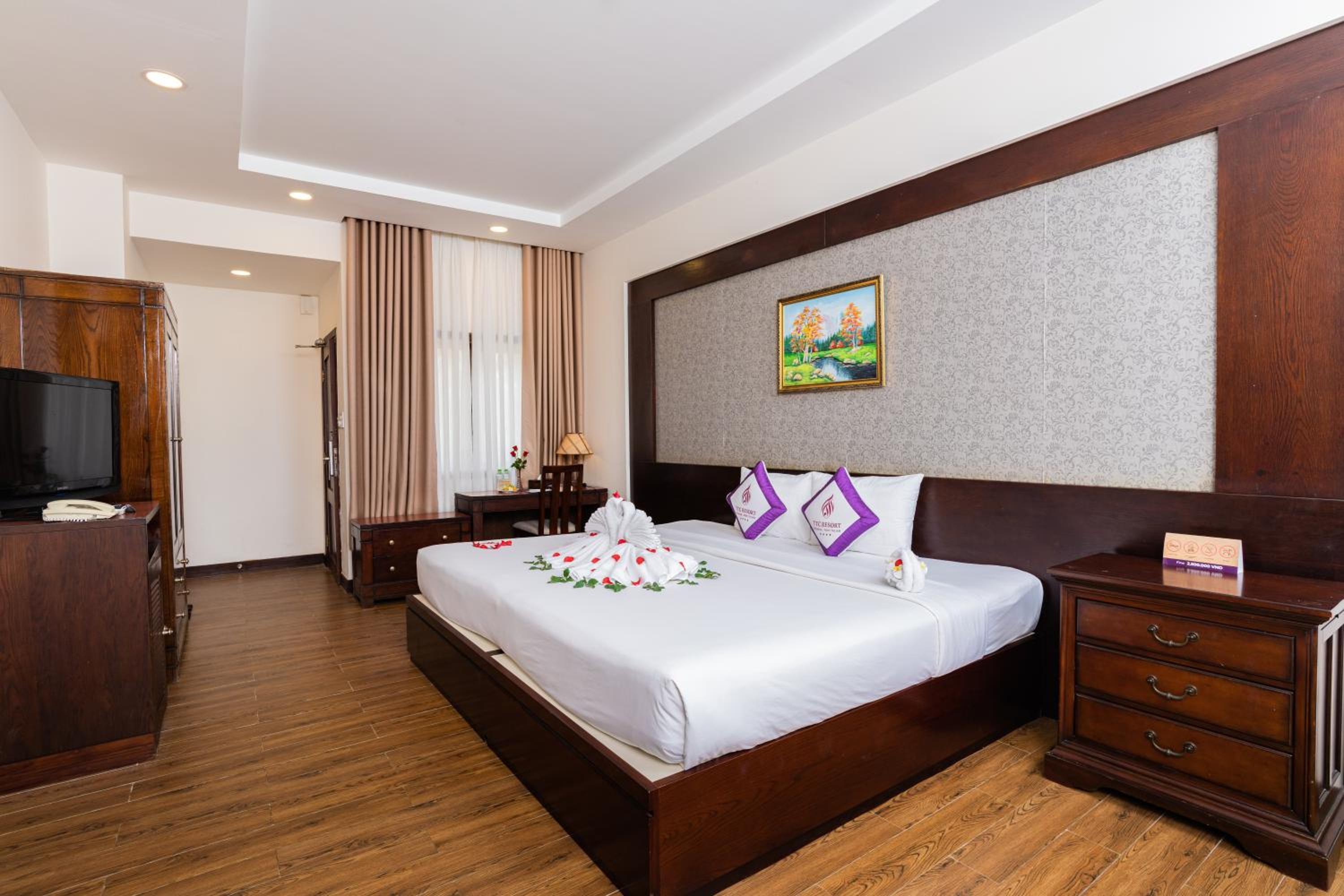 Senior Suite Double with Pool View	 - Photo 13