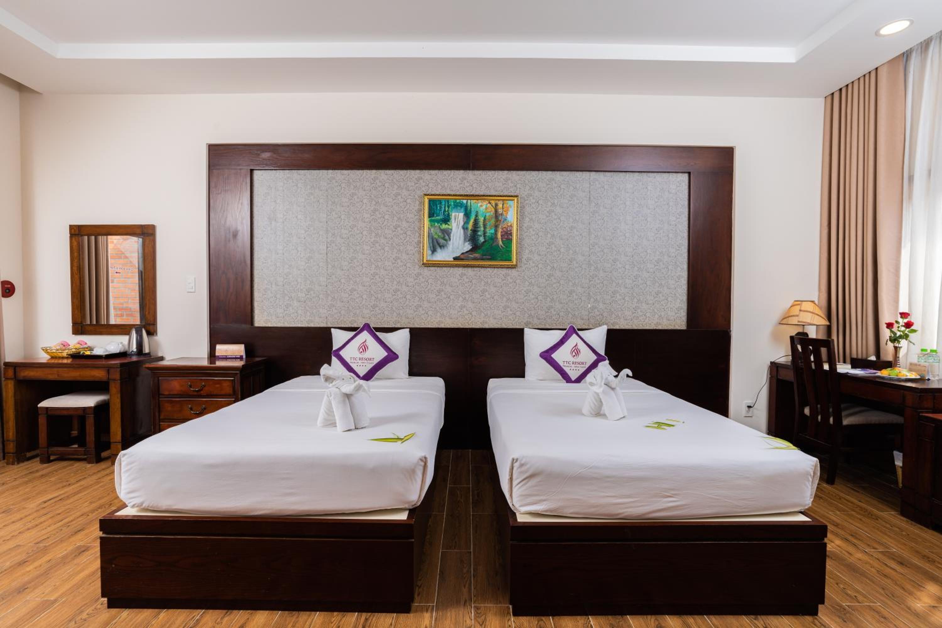 Senior Suite Twin with Pool View	 - Photo 14