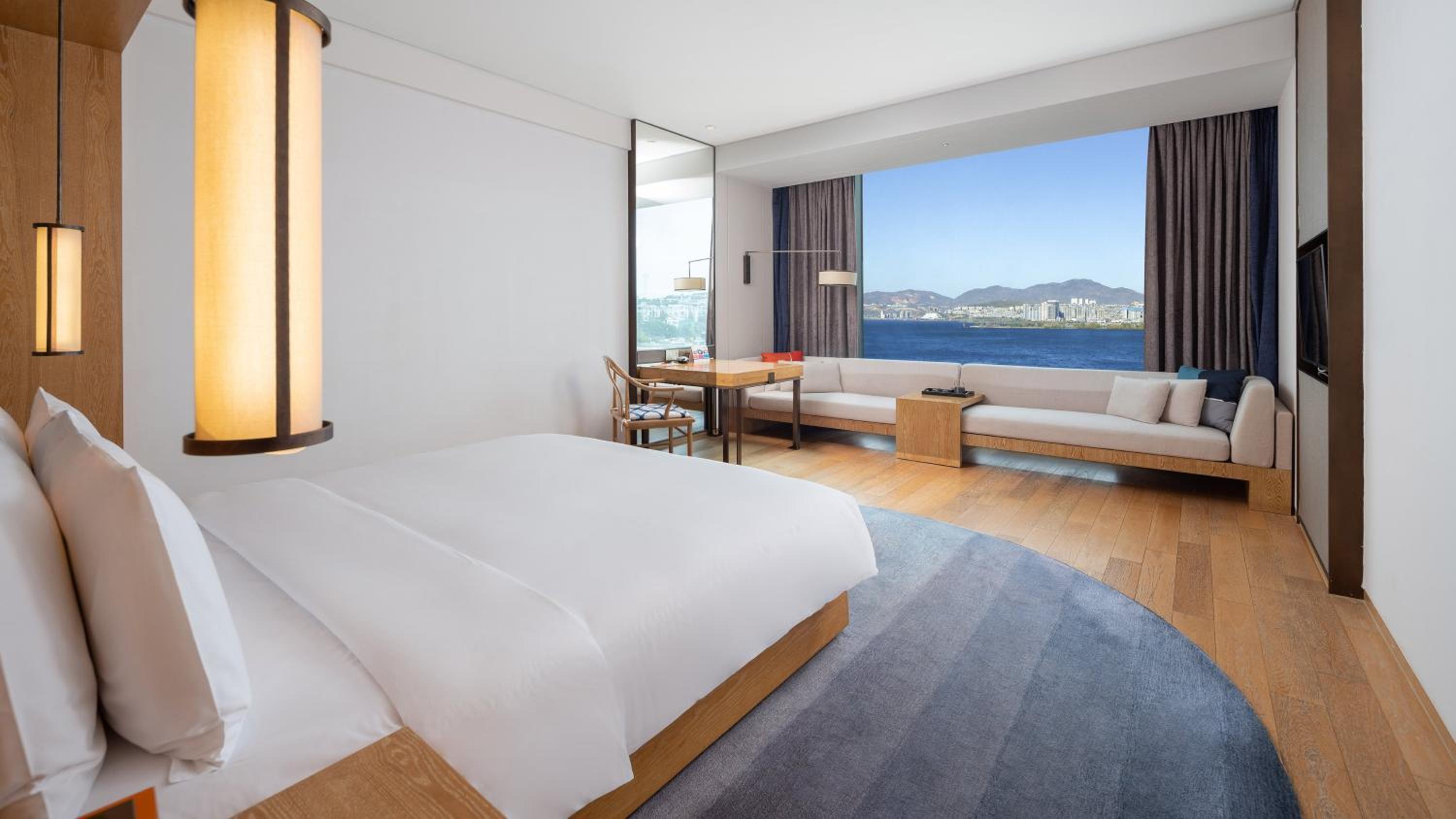 Standard King Room with Lake View - High Floor
