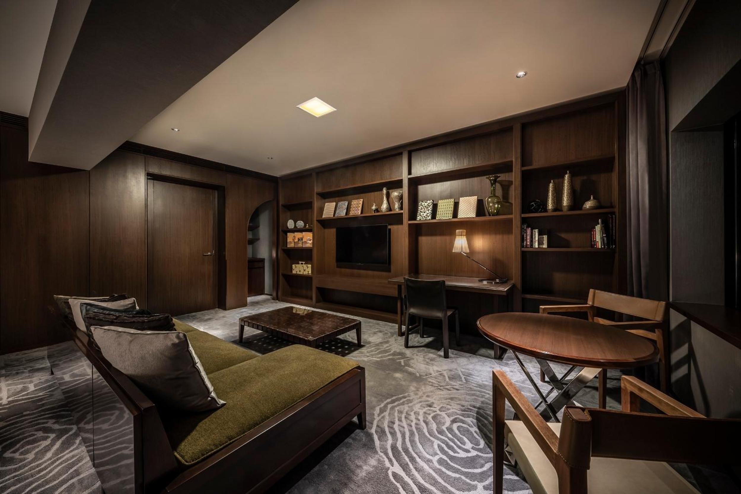 Suite - Photo 13