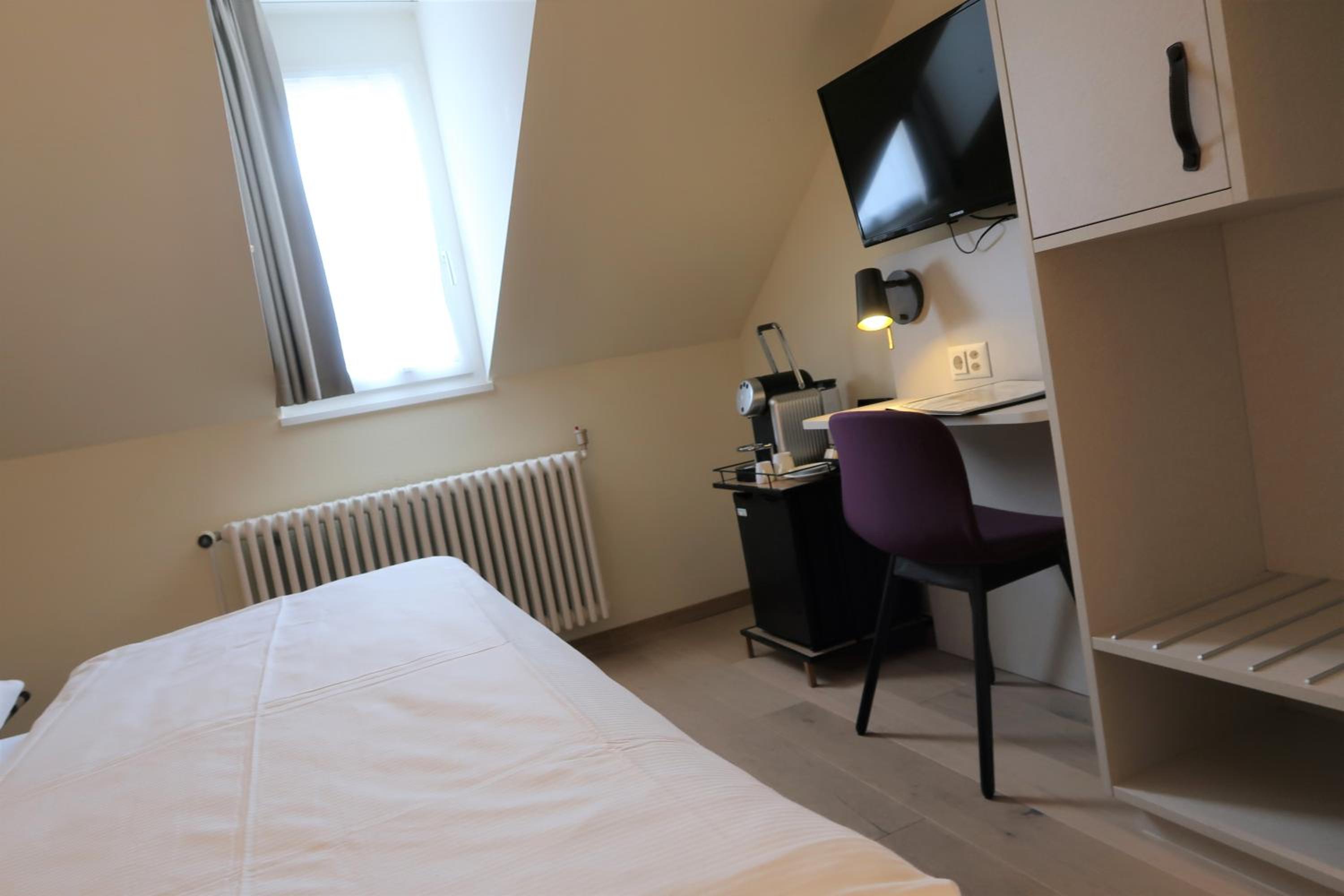 Deluxe Single Room thumbnail 6